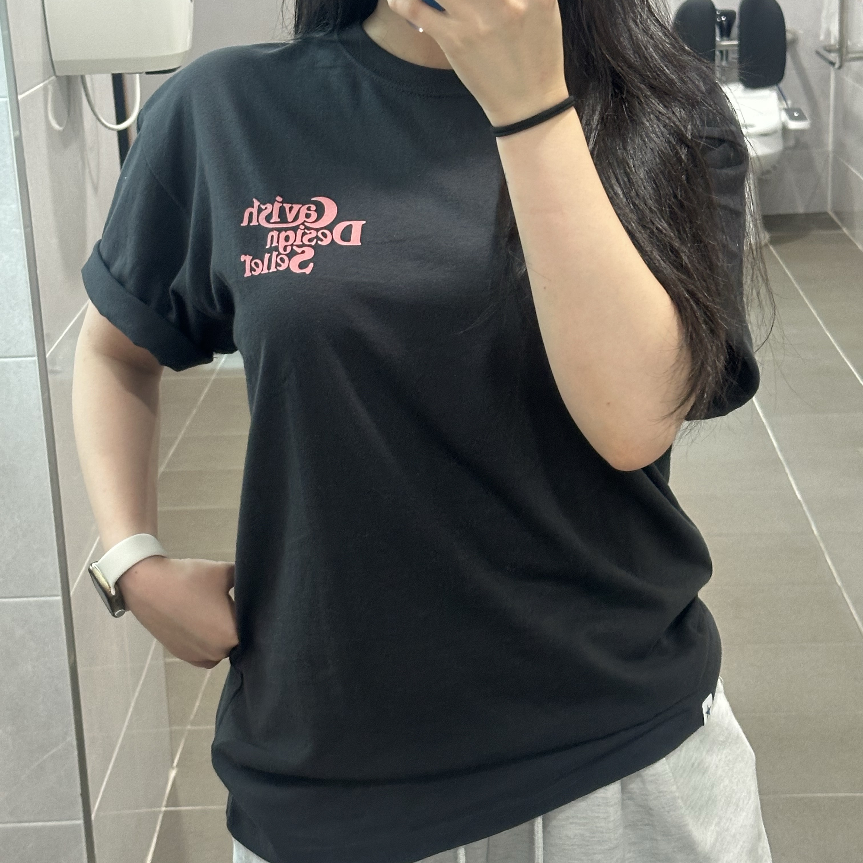 CAVISH Seller Logo SS Tee Charcoal 착용 스타일 - 1