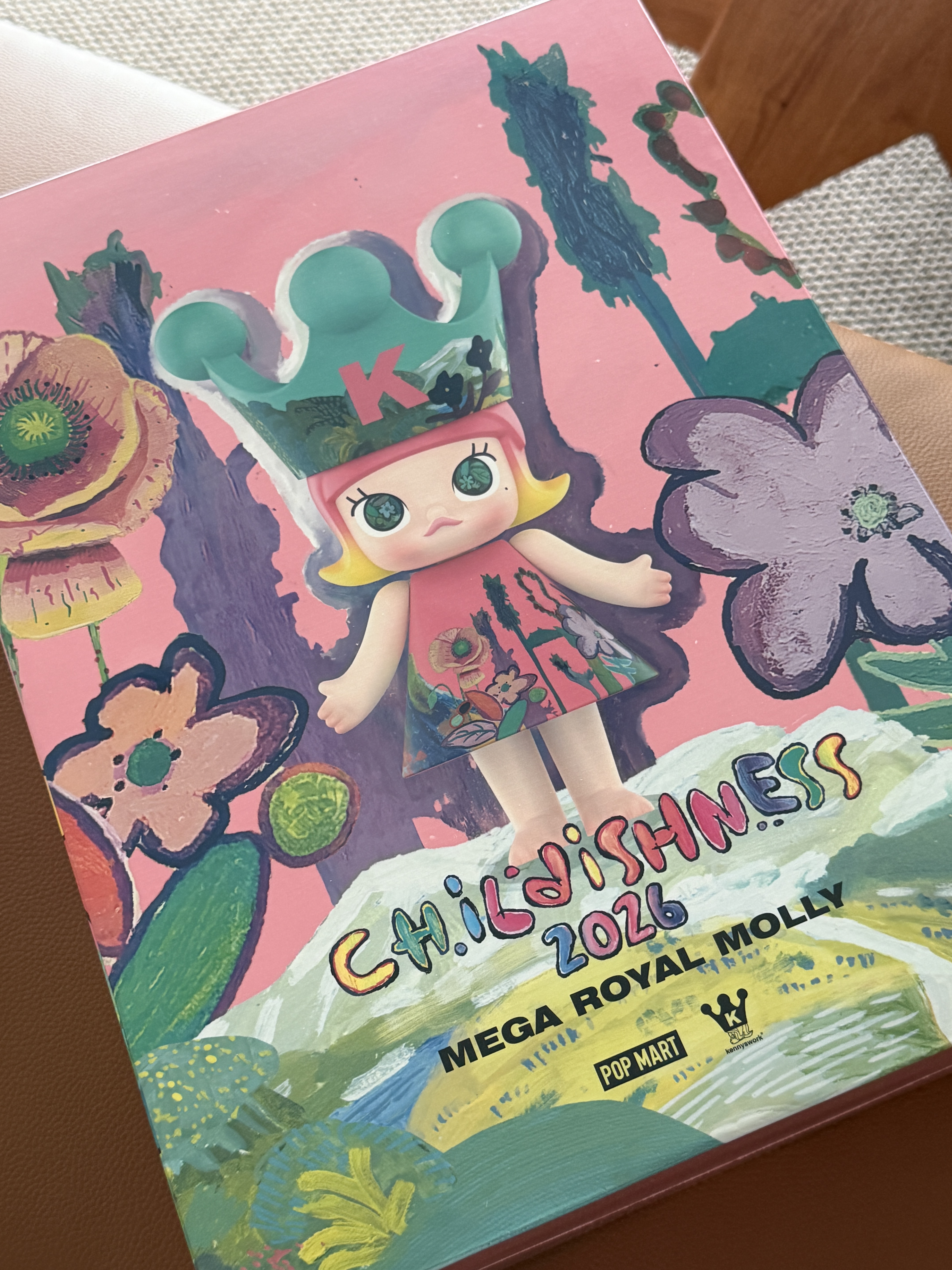 Pop Mart Mega Royal Molly 400% Childshness 2026, Pop Mart Mega Royal Molly Childishness 400% 착용 스타일 - 3