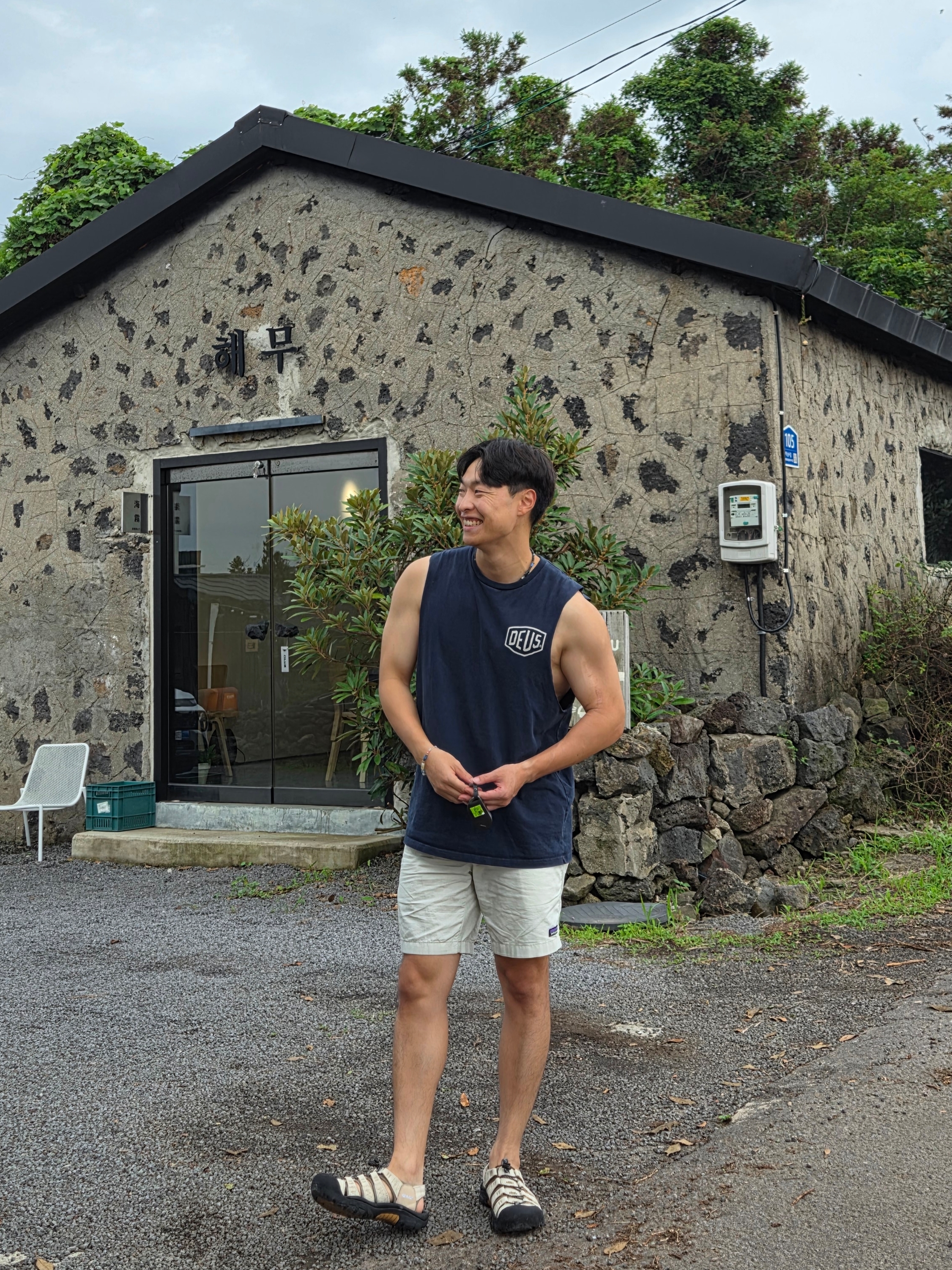 Deus Ex Machina Seoul Address T-Shirt Navy, Keen x Gramicci Newport Retro Natural Ponderosa Pine 착용 스타일 - 8