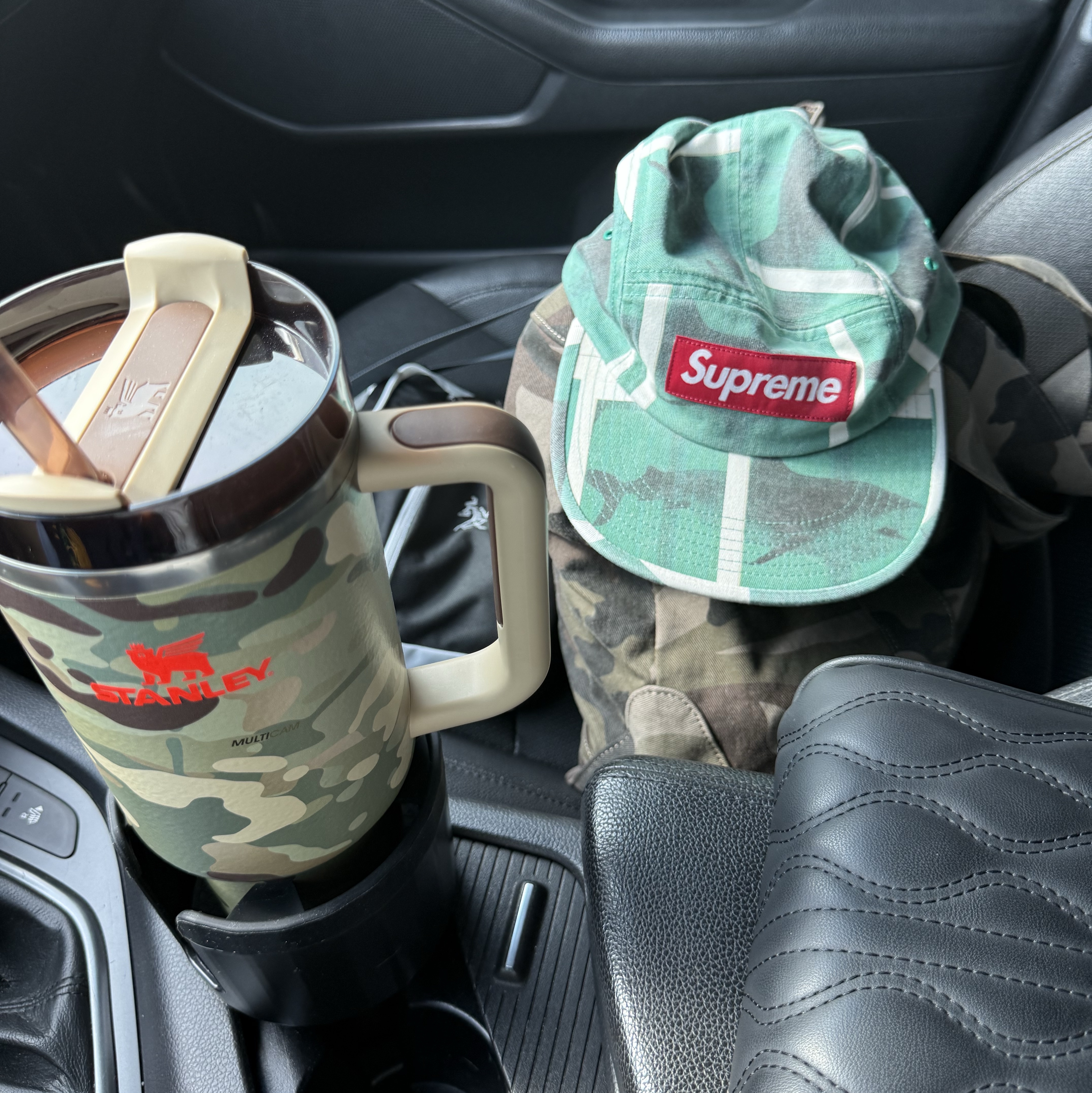 Supreme Repeat Engraved Zippo Gold - 22FW, Supreme x Damien Hirst Camp Cap White - 25SS 착용 스타일 - 2