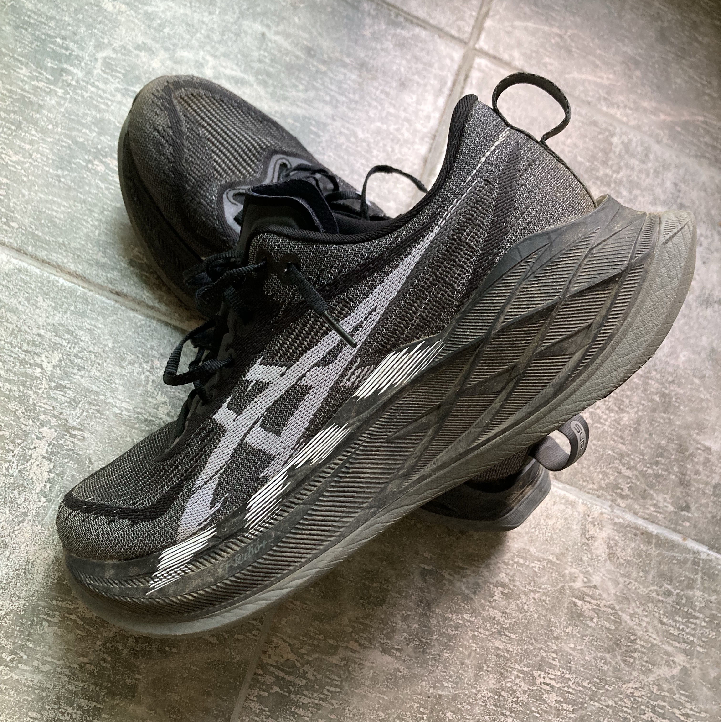 Asics Superblast 2 Black White 착용 스타일