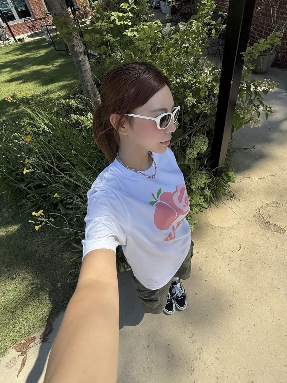 (W) BAPE Peach T-Shirt White 착용 스타일