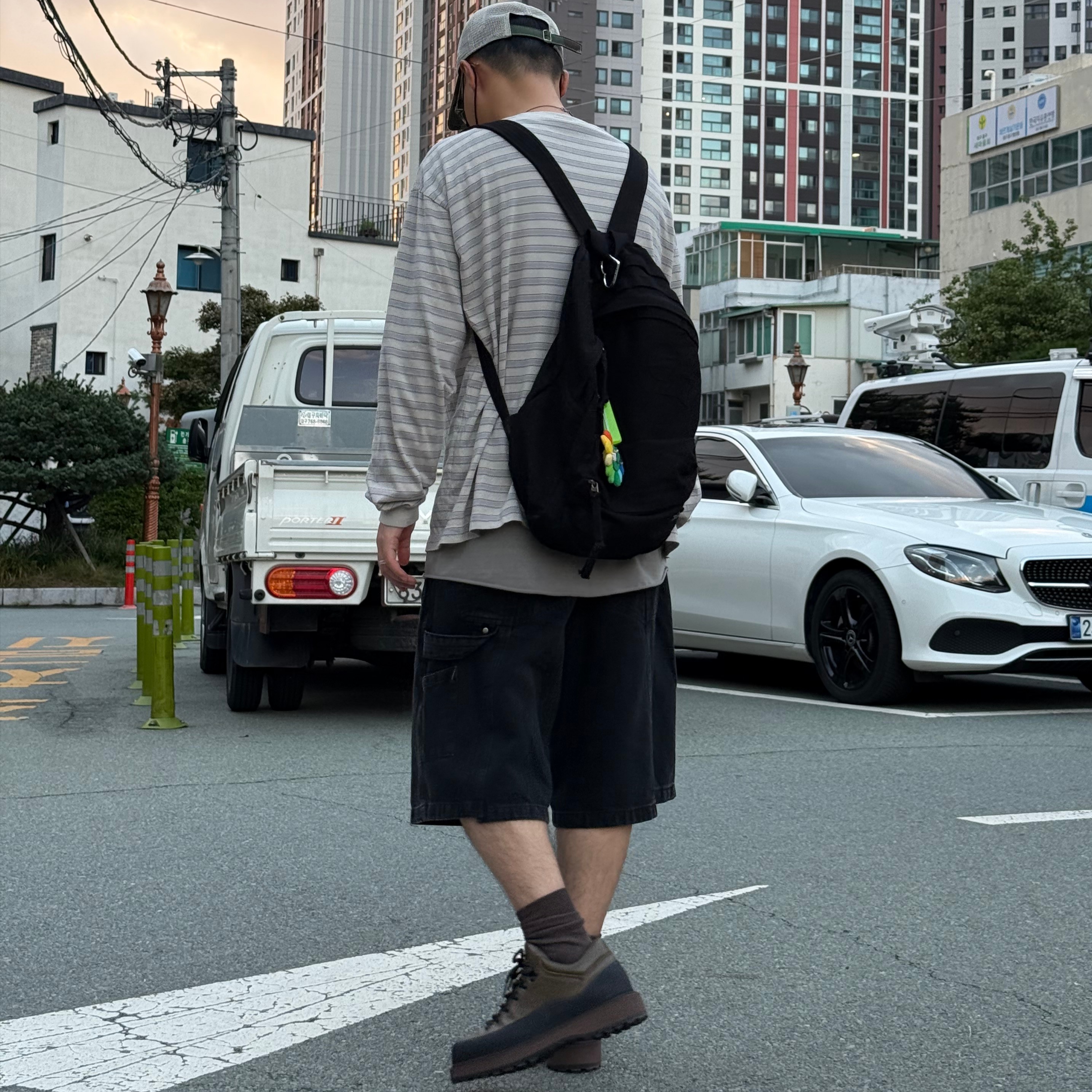 Stussy New Era 9twenty Basic Trucker Woodland Camo, Polyteru Striped Long Sleeve Ecru 착용 스타일