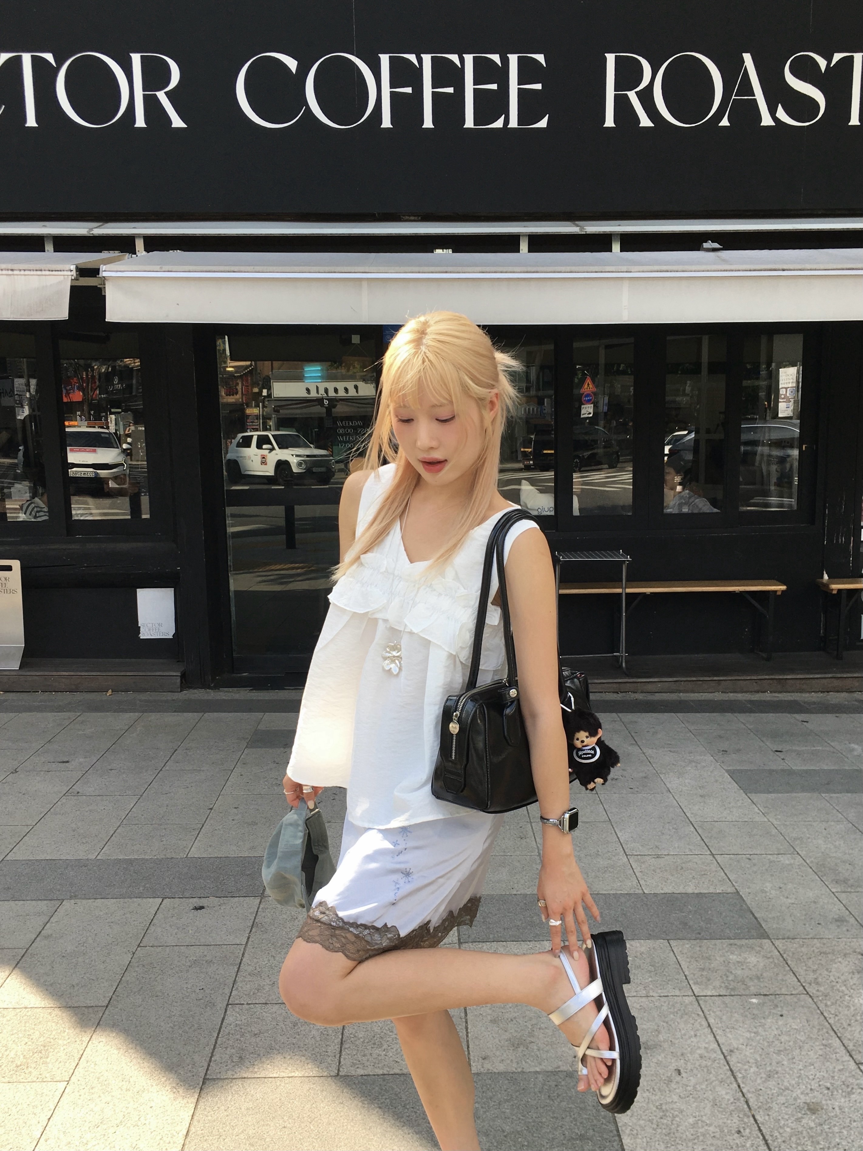 Margarin Fingers Lace Satin Hotfix Skirt Light Blue 착용 스타일 - 8