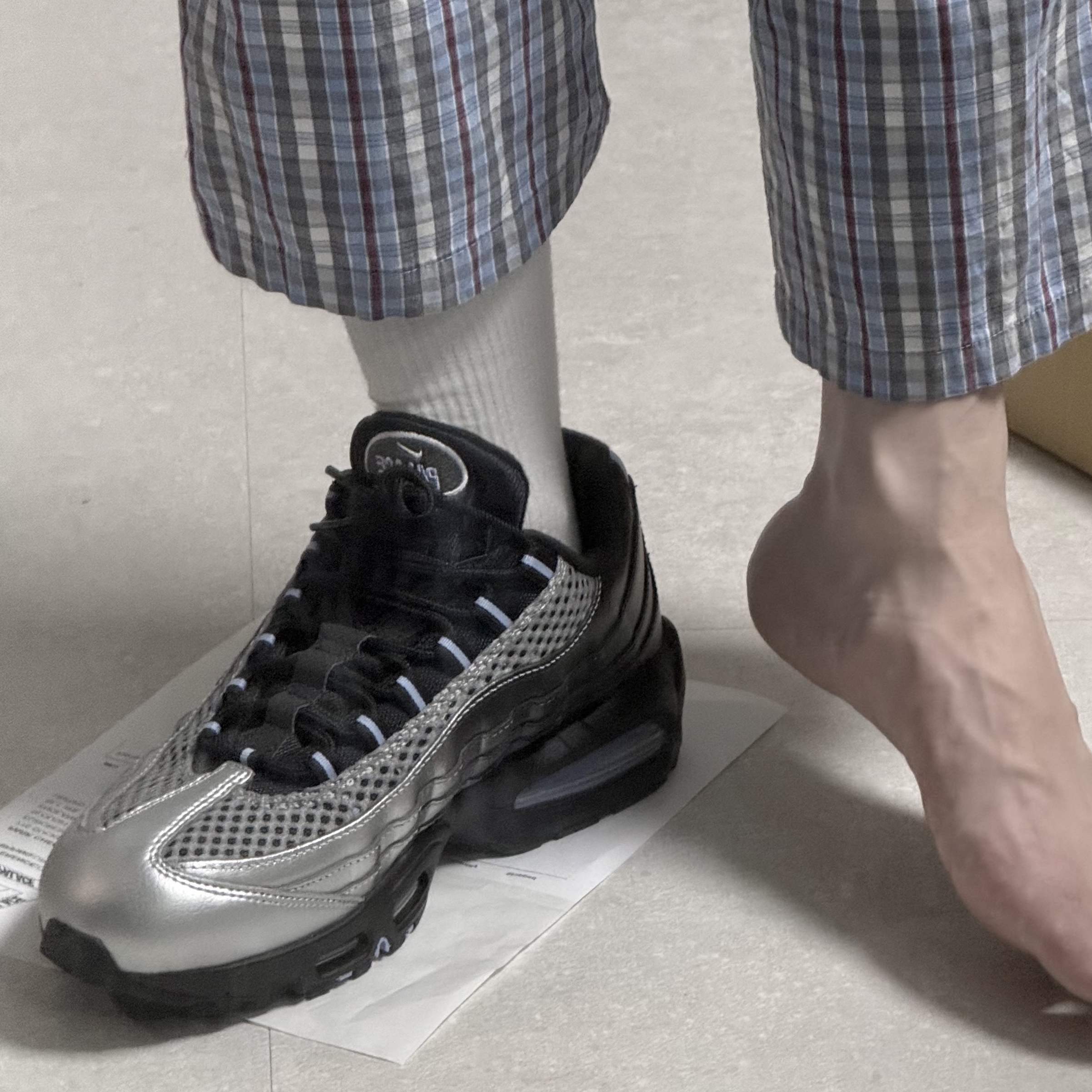 Nike x Palace Air Max 95 Metallic Silver Aluminum 착용 스타일