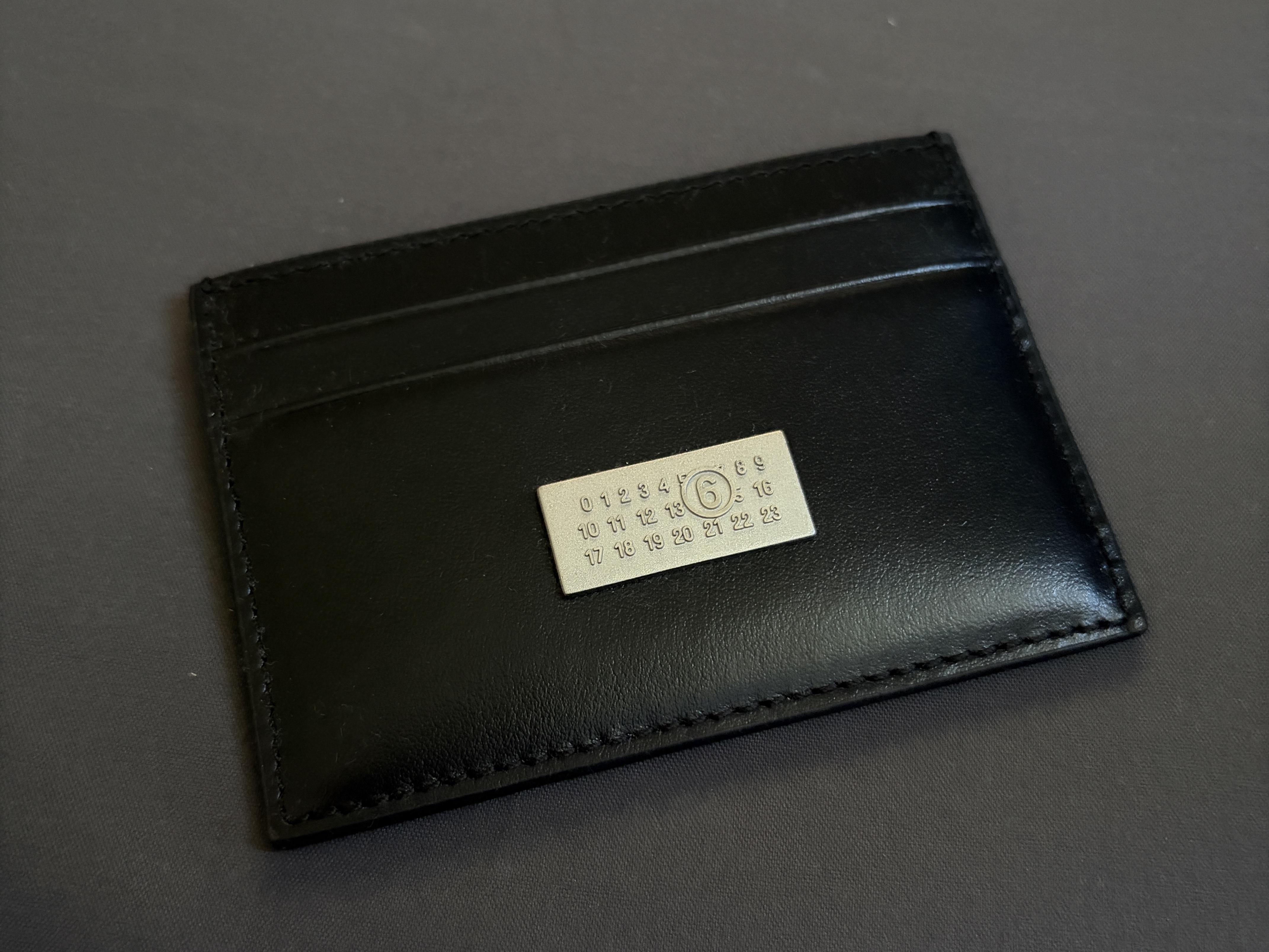 MM6 Maison Margiela Leather Card Holder Black 착용 스타일 - 1