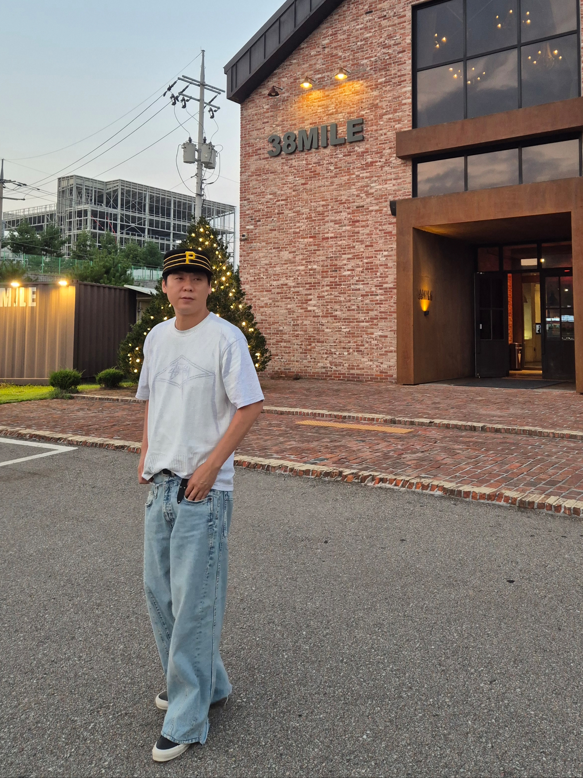 Stussy Sweater T-Shirt Ash Heather, New Era MLB Pittsburgh Pillbox Pirates Series Ball Cap Black 착용 스타일 - 2