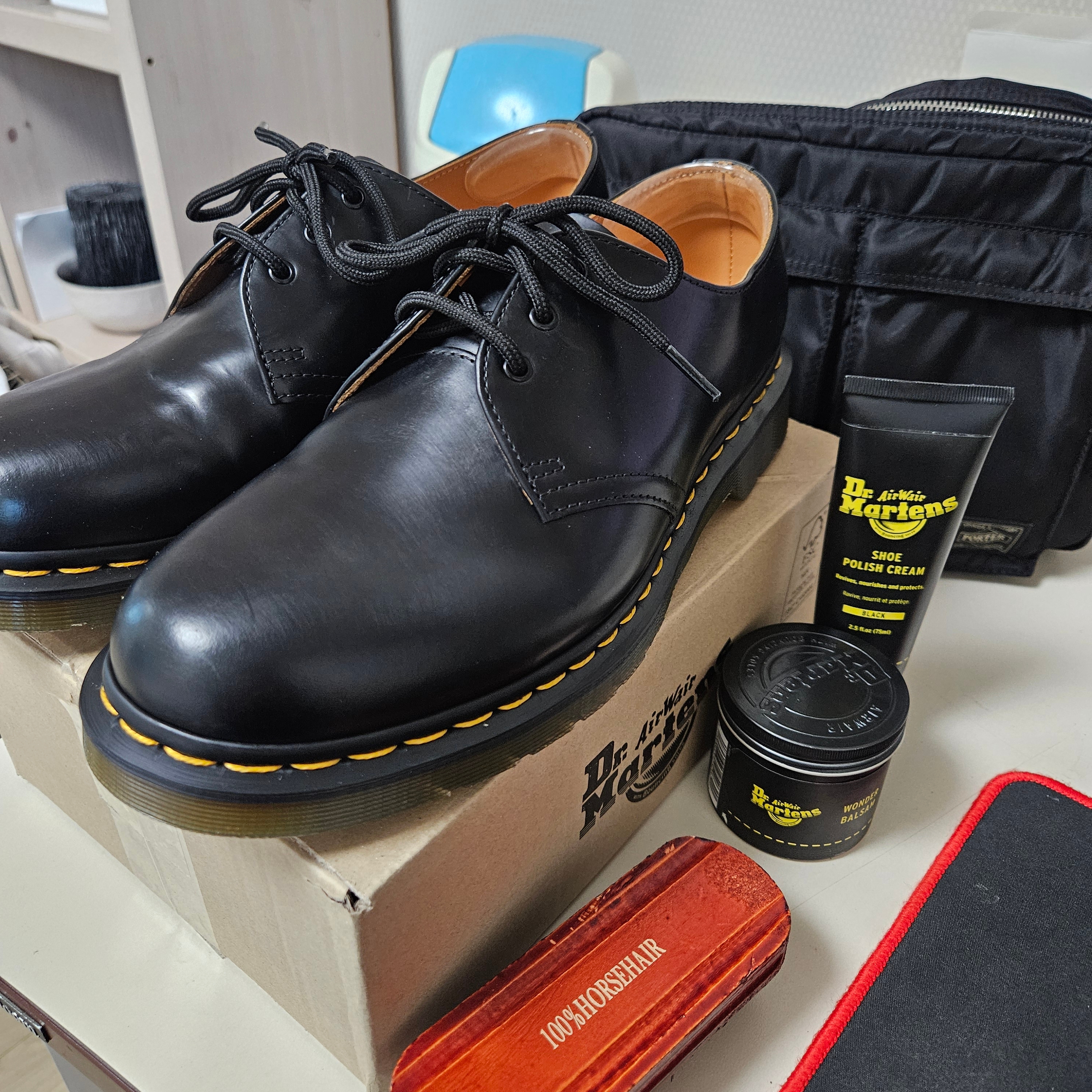 Dr. Martens 1461 Smooth Black, Porter All New Tanker Sling Bag Zip Black 착용 스타일 - 3