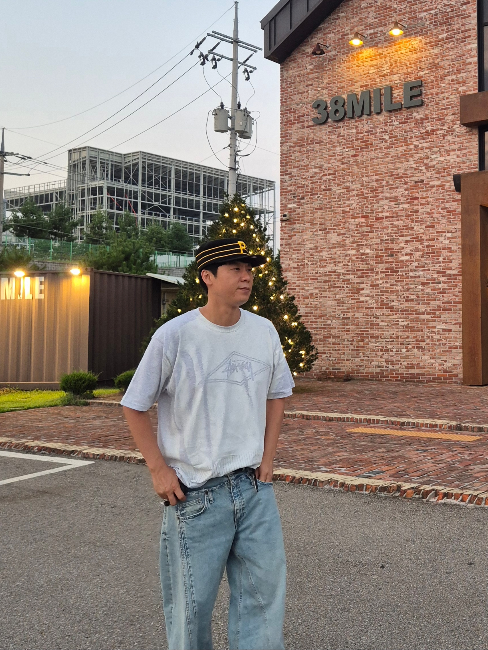 Stussy Sweater T-Shirt Ash Heather, New Era MLB Pittsburgh Pillbox Pirates Series Ball Cap Black 착용 스타일 - 1