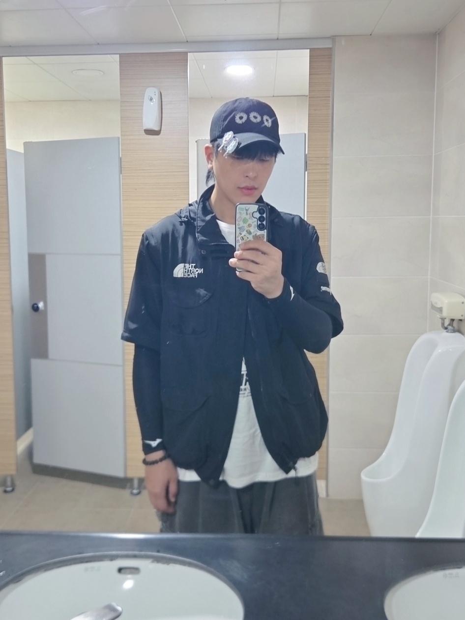 슈프림 x 노스페이스 트레킹 컨버터블 자켓 블랙 - 22SS, 슈프림 x 노스페이스 트레킹 컨버터블 자켓 플라워 - 22SS 착용 스타일 - 3