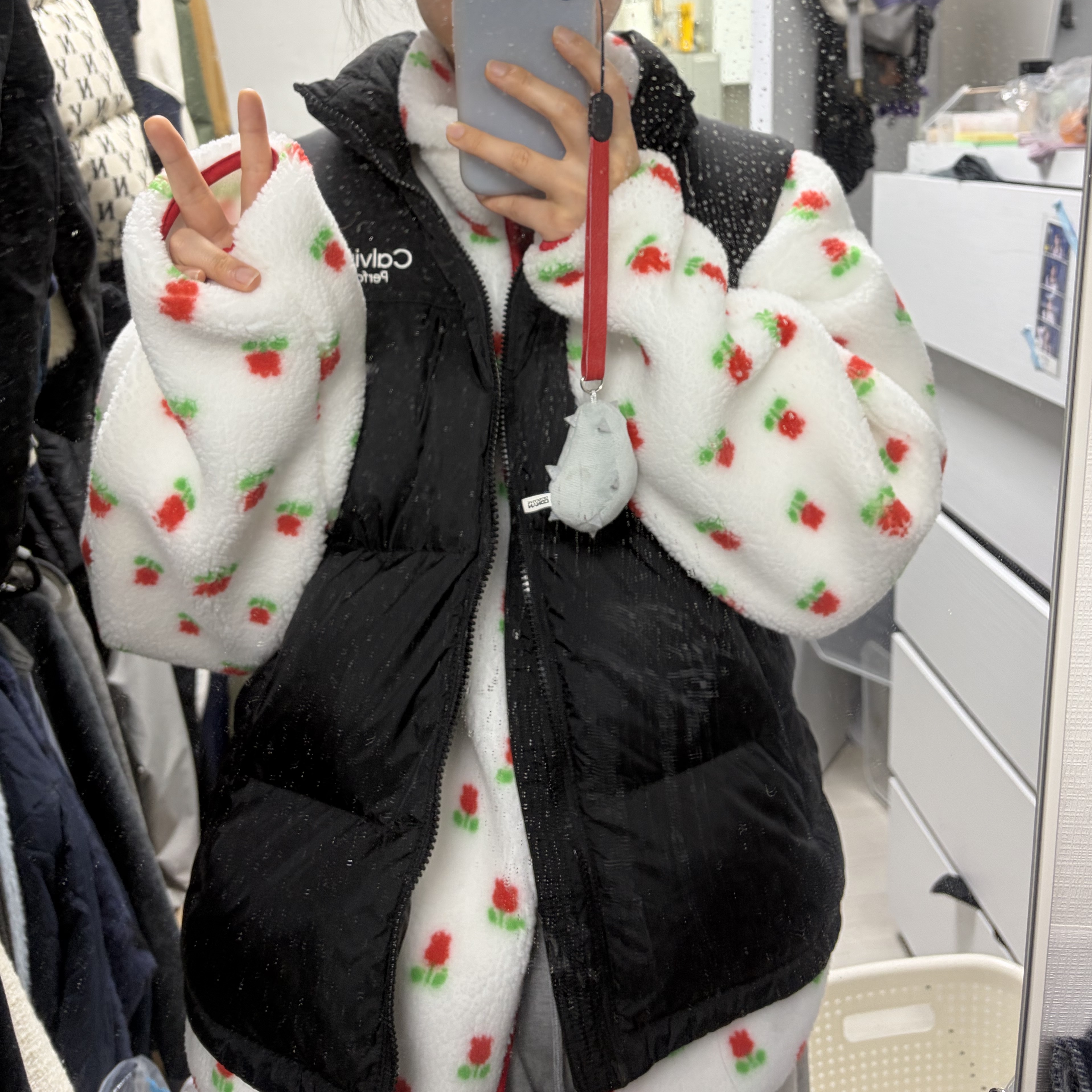 DANCOMMA x Detective Conan Sea Cucumber Plush Keyring, Spao x Sanrio Characters Dumble Fleece White 착용 스타일