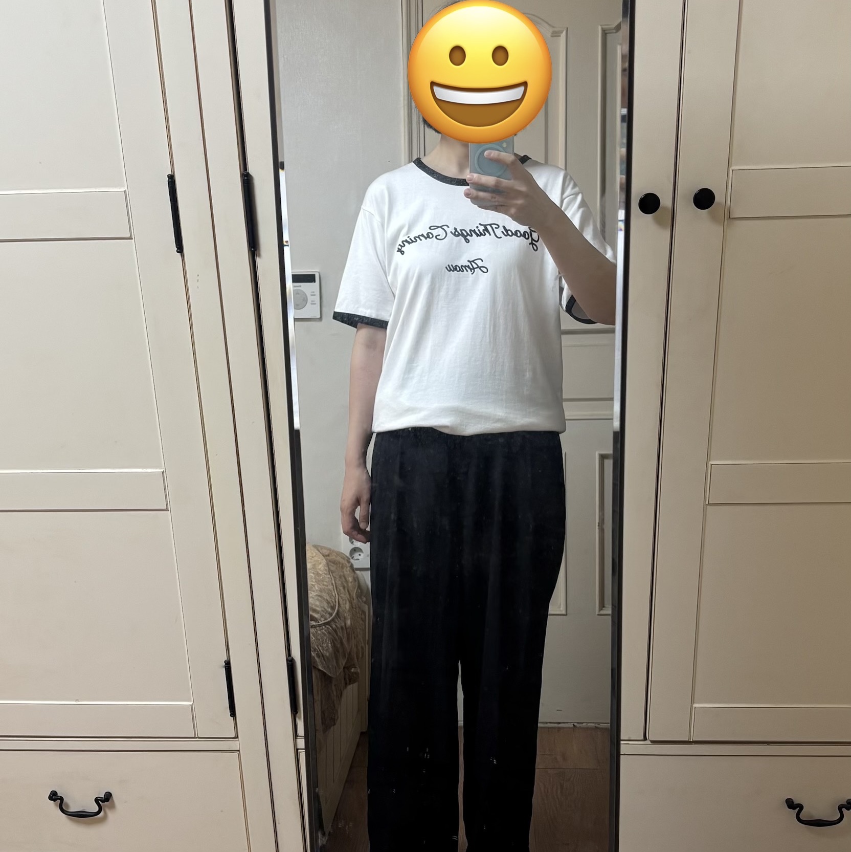 AMOU Good Things Coming Arch Logo Ringer Half T-Shirts White 착용 스타일