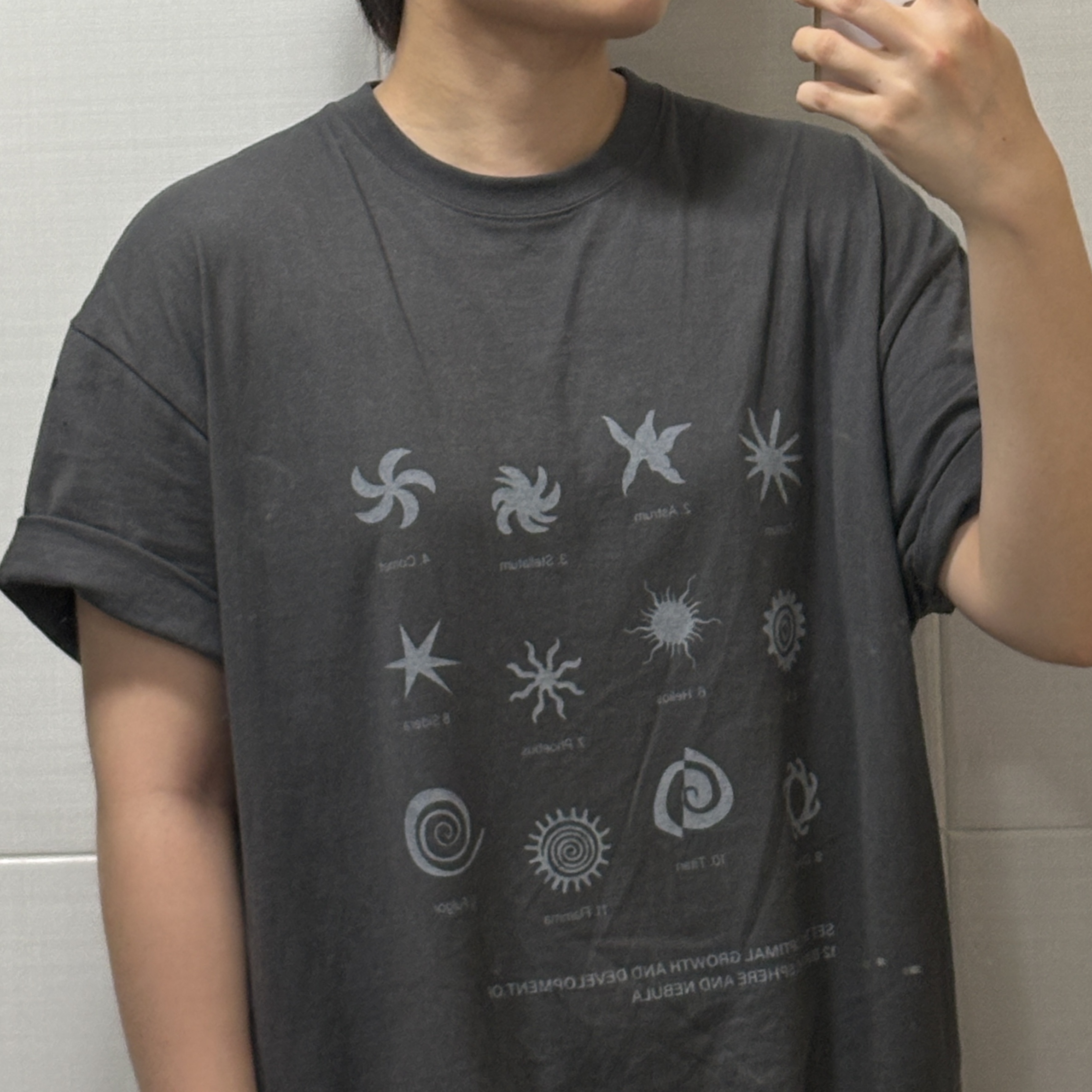 Millo Archive Scroll Square T-Shirts Chacoal Gray 착용 스타일