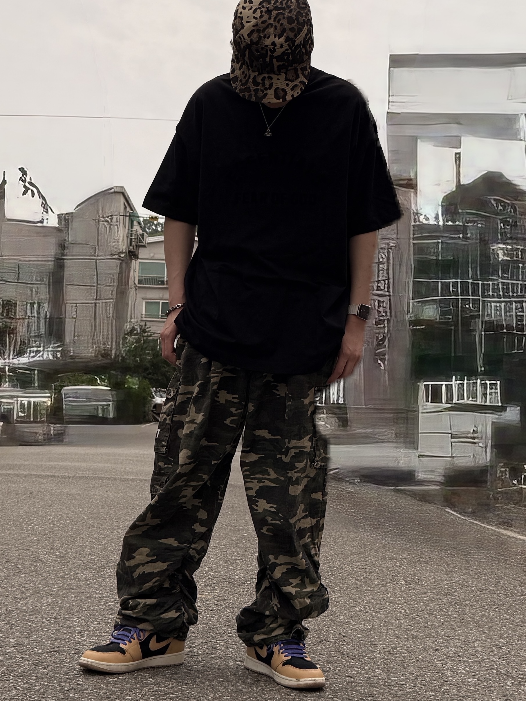 Keymisery Whisper Pillbox Cap Leopard, Essentials The Black Collection T-Shirt Black - 23SS 착용 스타일