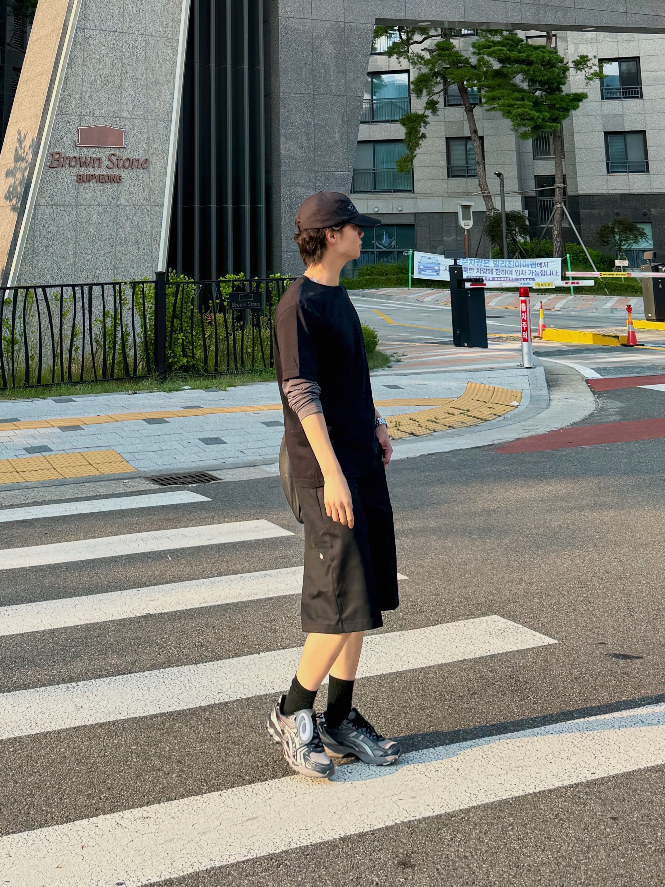 ETCE New Vision Destroyed Washed Cap Black, Asics x The Museum Visitor Gel-Kayano 14 Clay Grey Glacier Grey 착용 스타일 - 2