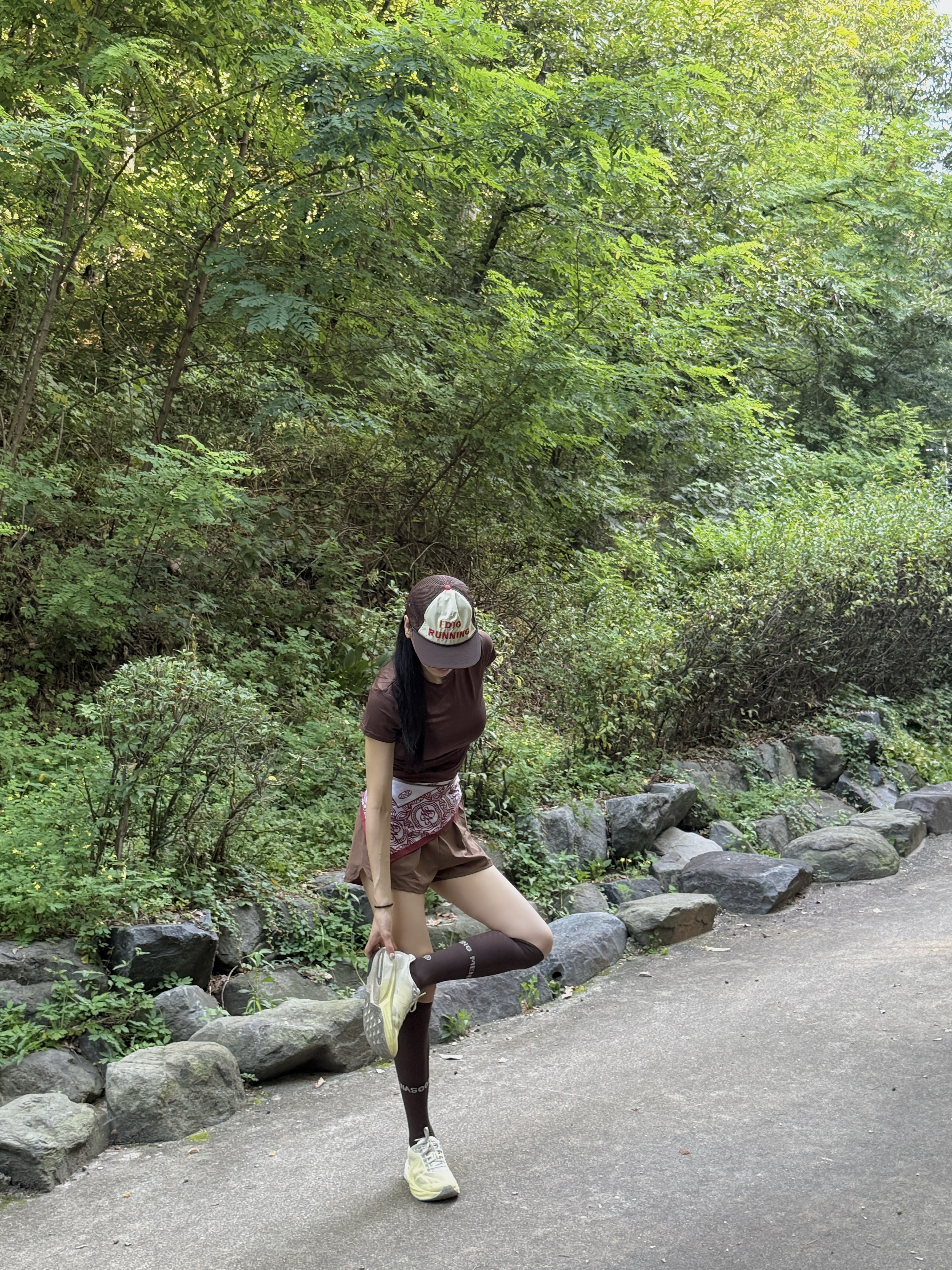 Alex Zono I Dig Running Trucker Hat OG Brown, Oakley Terraforma Matte Black Prizm Grey 착용 스타일 - 2