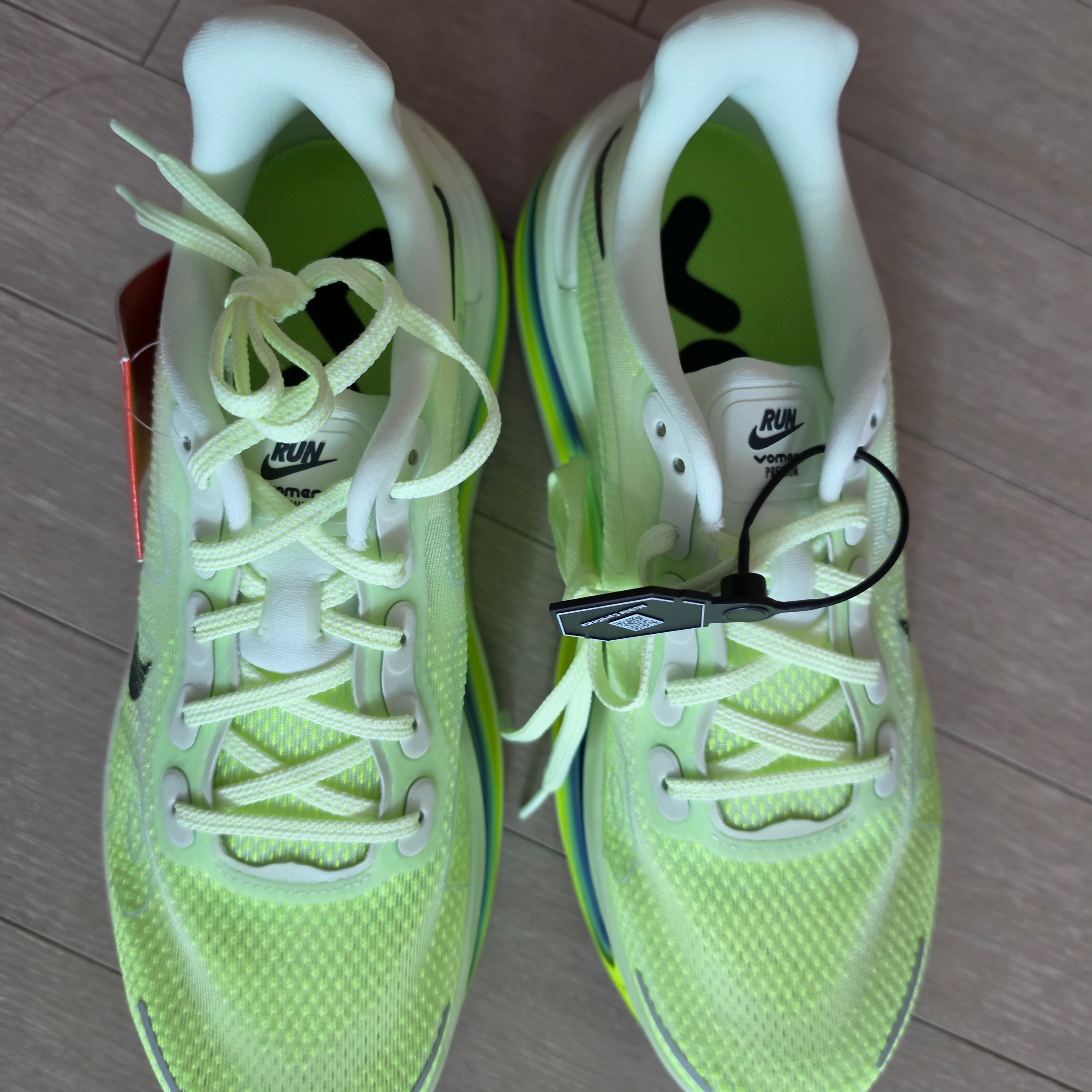 Nike Vomero Premium Volt Tint Sapphire 착용 스타일