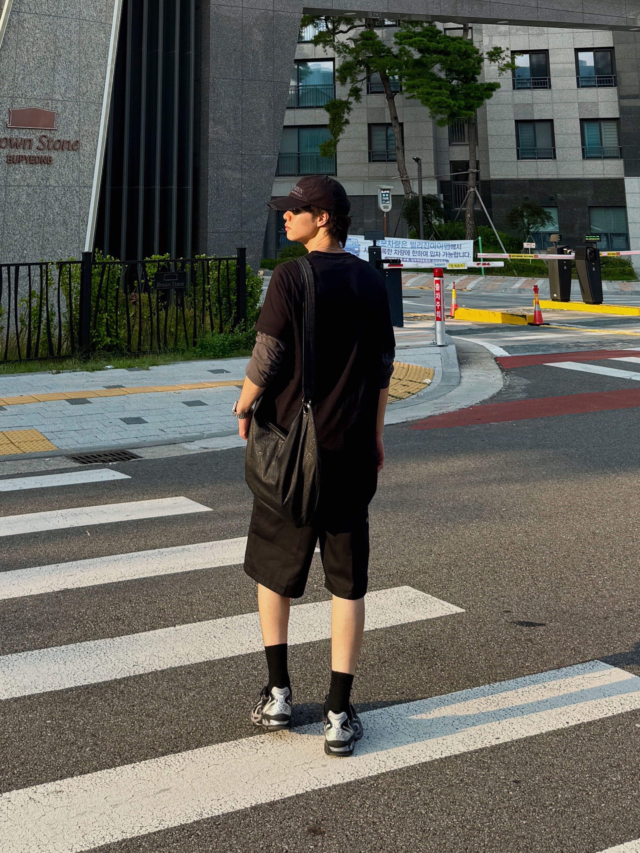 ETCE New Vision Destroyed Washed Cap Black, Asics x The Museum Visitor Gel-Kayano 14 Clay Grey Glacier Grey 착용 스타일 - 3