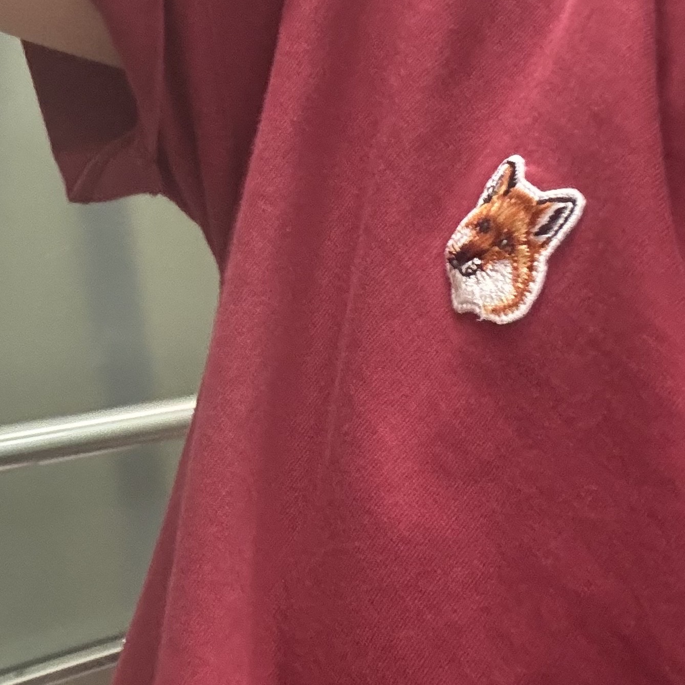 (W) 메종 키츠네 폭스 헤드 패치 레귤러 티셔츠 브릭 레드 착용 스타일