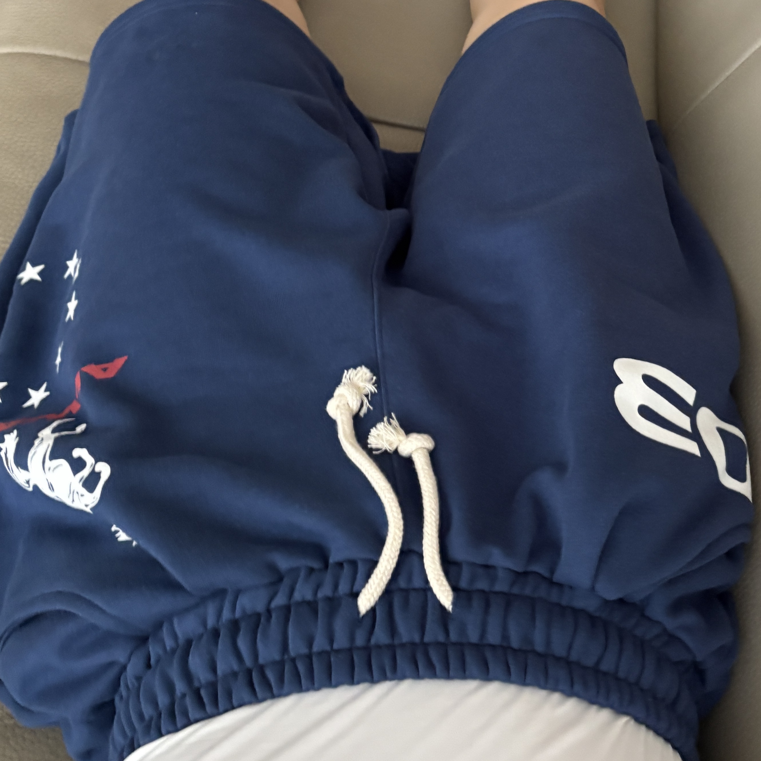 AMOU Horse One Tuck Bermuda Pants Blue 착용 스타일 - 2