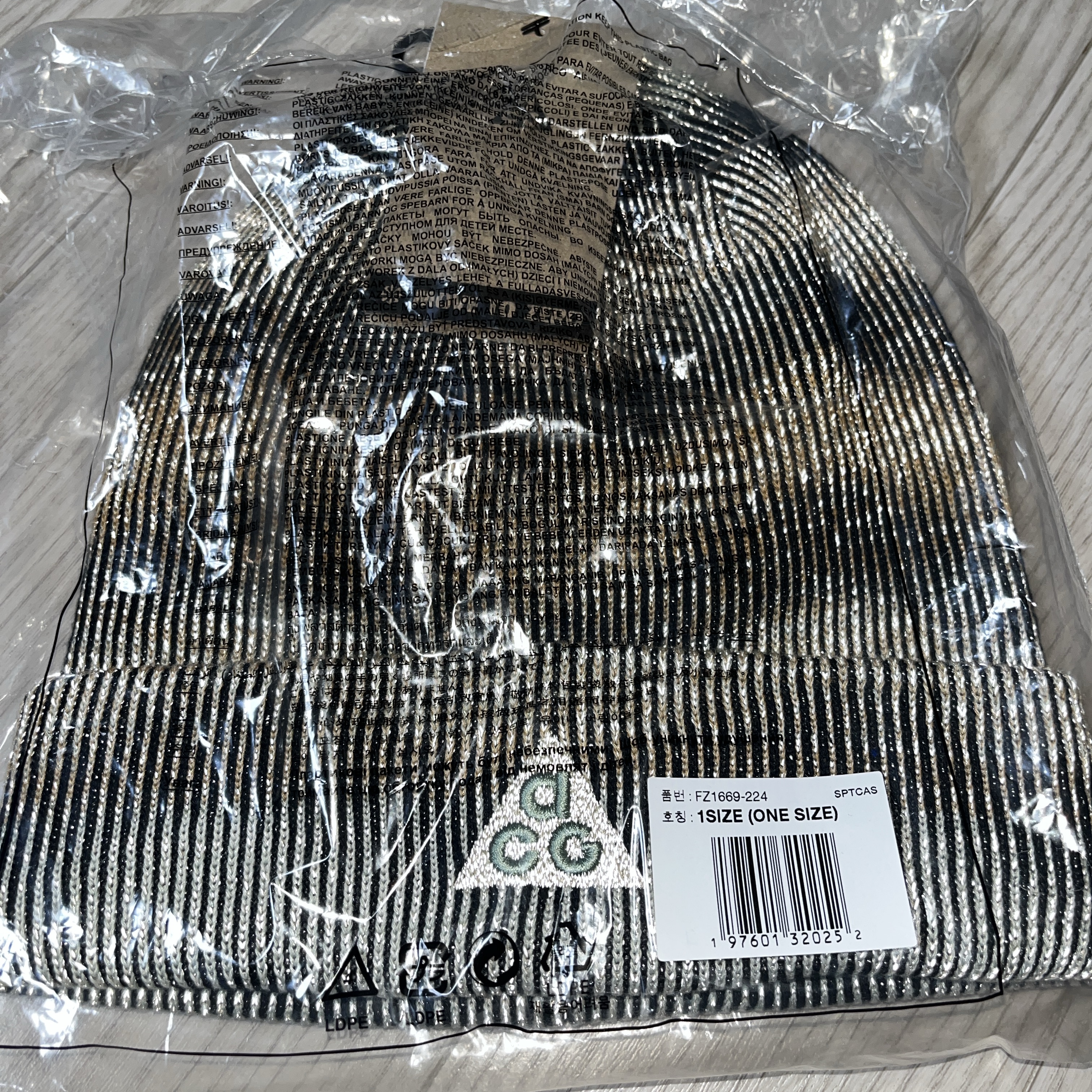 Nike Peak ACG Beanie Flax Guava Ice 착용 스타일