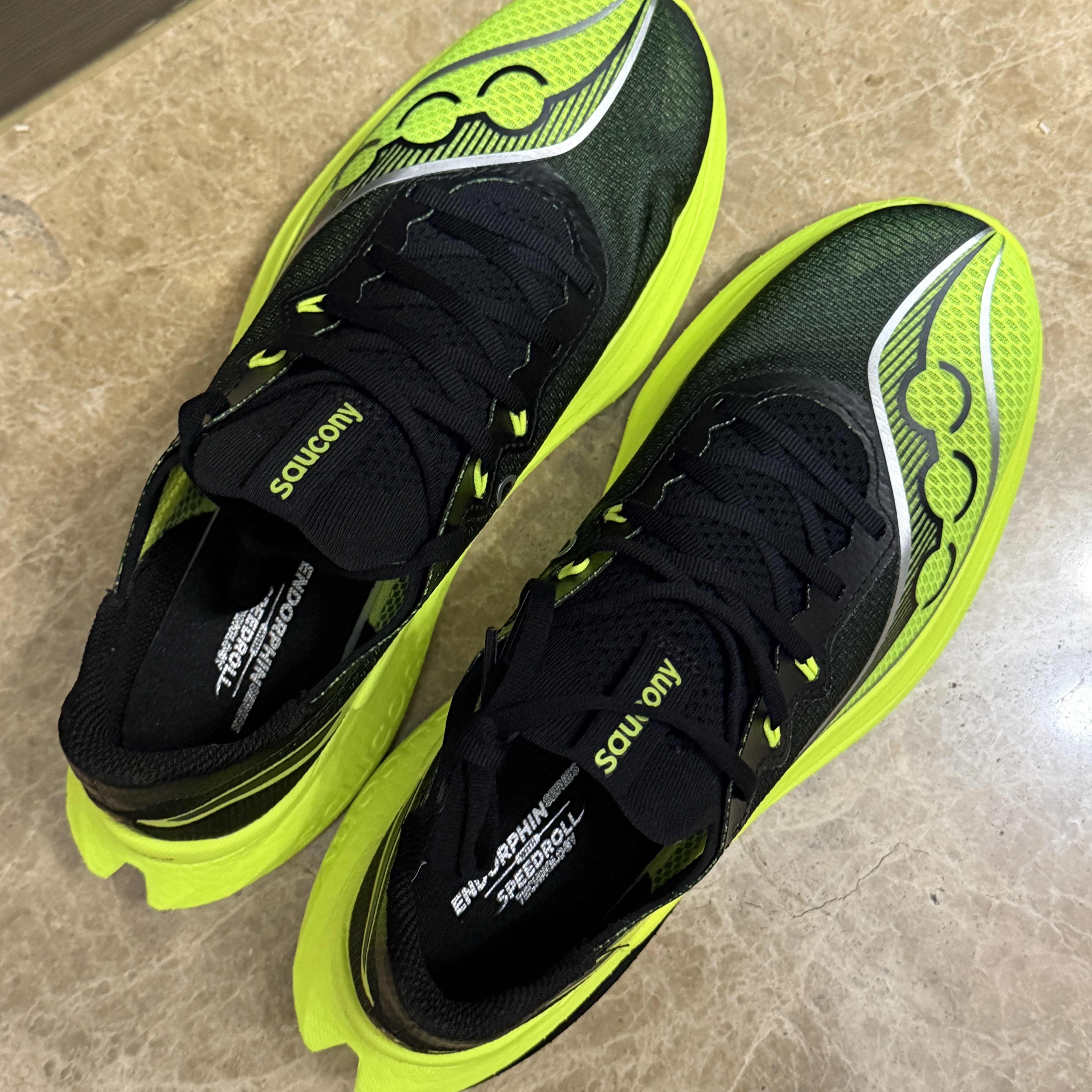 Saucony Endorphin Pro 5 Citron Black 착용 스타일