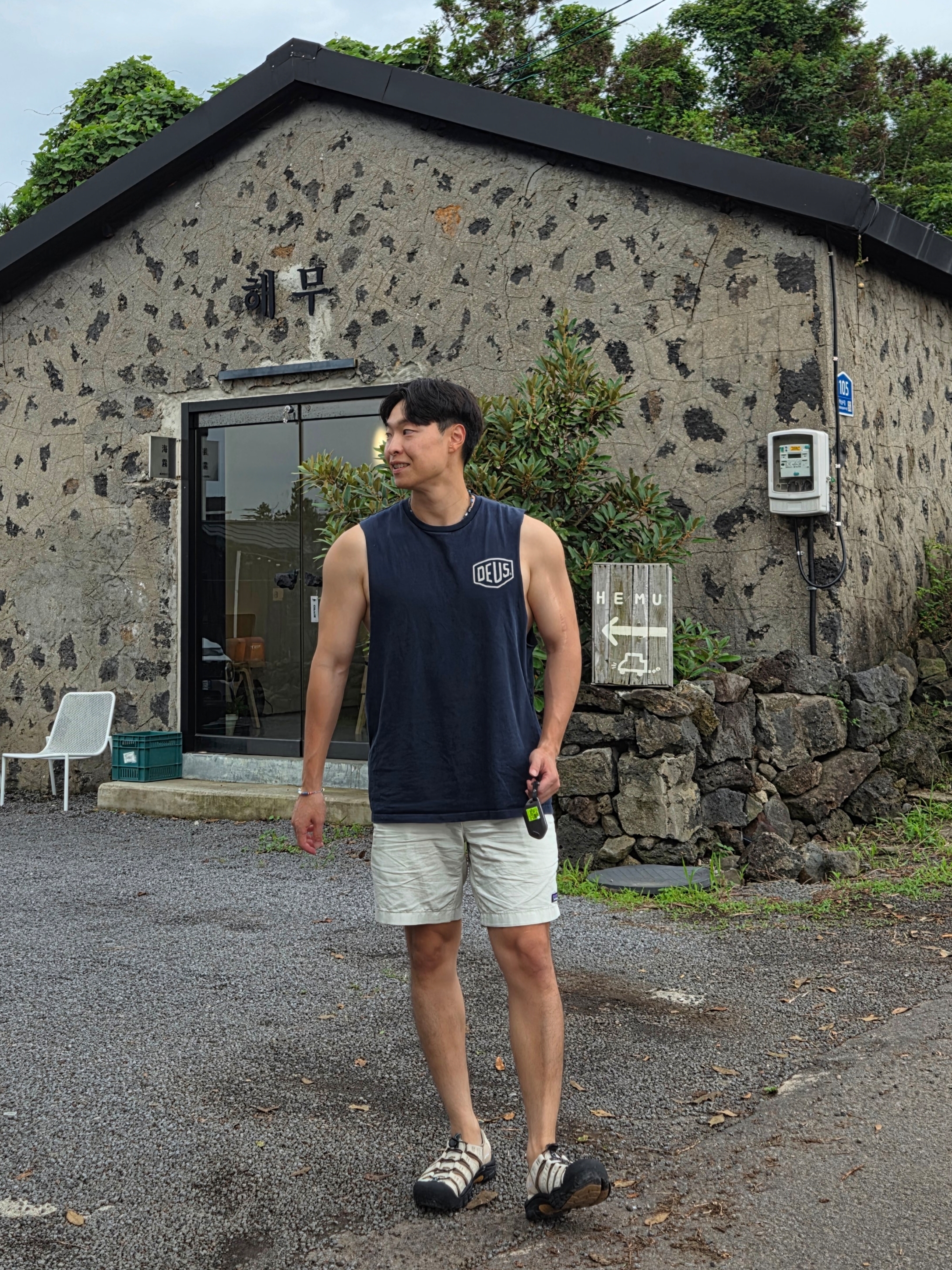 Deus Ex Machina Seoul Address T-Shirt Navy, Keen x Gramicci Newport Retro Natural Ponderosa Pine 착용 스타일 - 6
