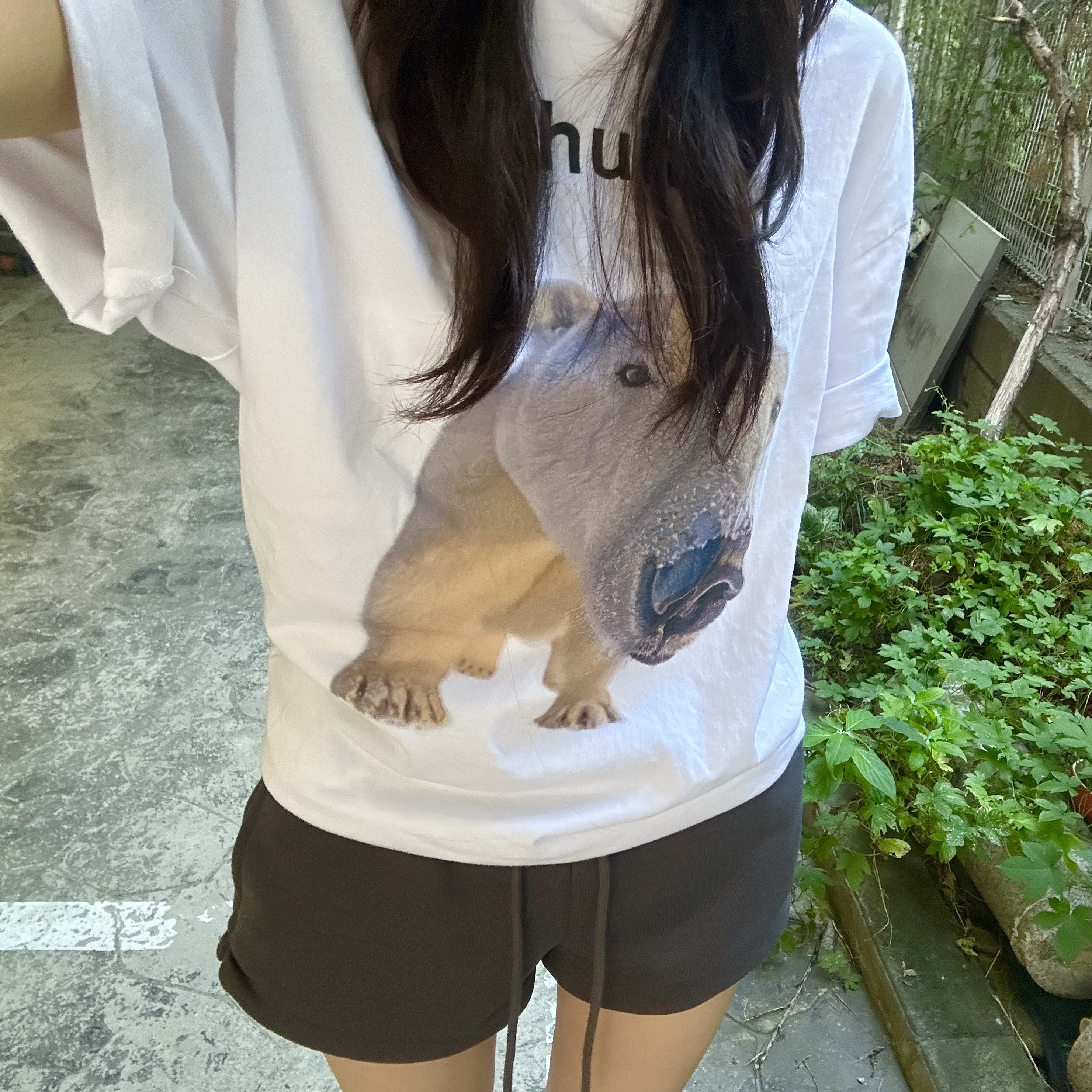Suade Huh Tee White 착용 스타일 - 5