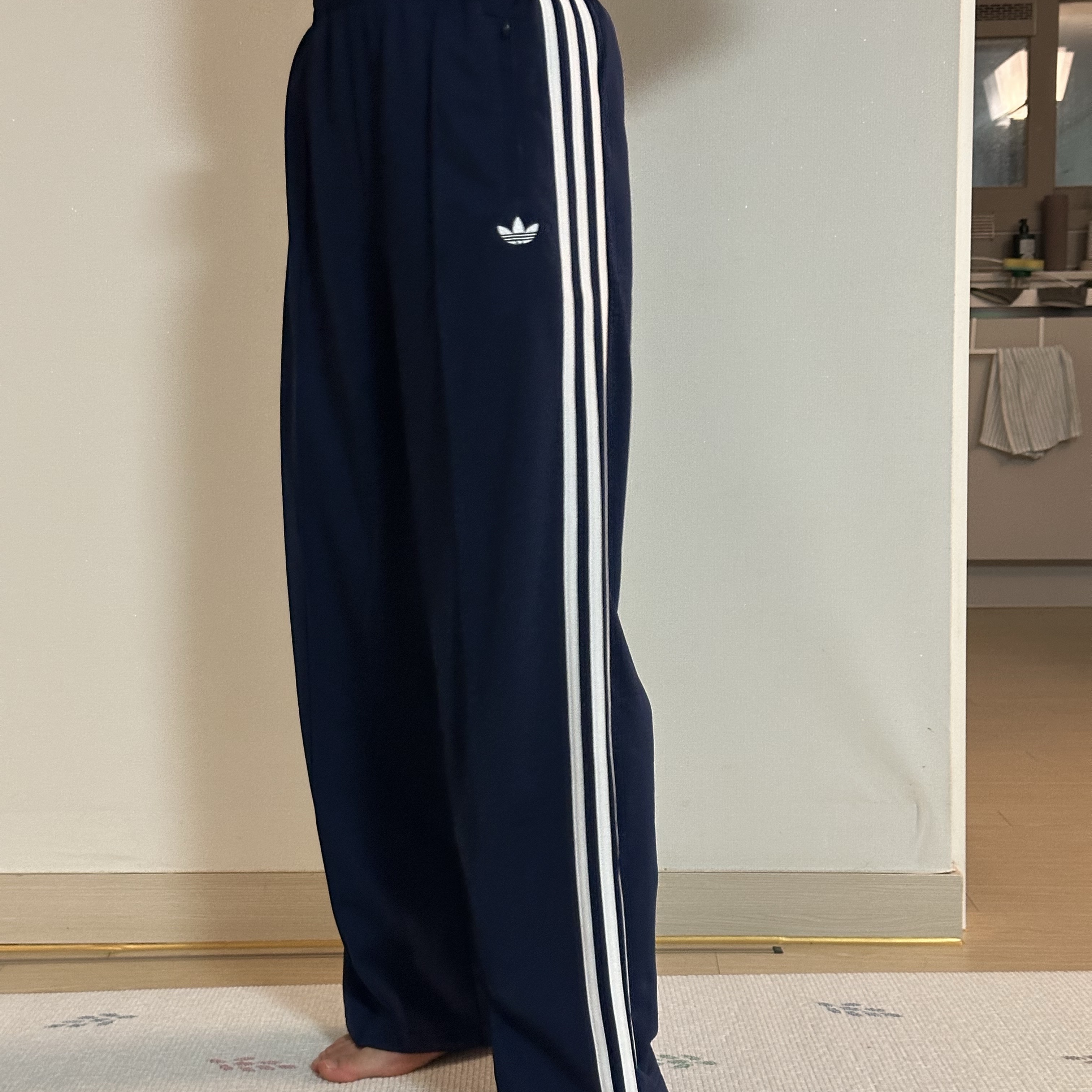 (W) Adidas Originals Firebird Loose Track Pants Night Indigo White - KR Sizing, (W) Adidas Firebird Loose Track Pants Night Indigo Off White - KR Sizing 착용 스타일 - 5