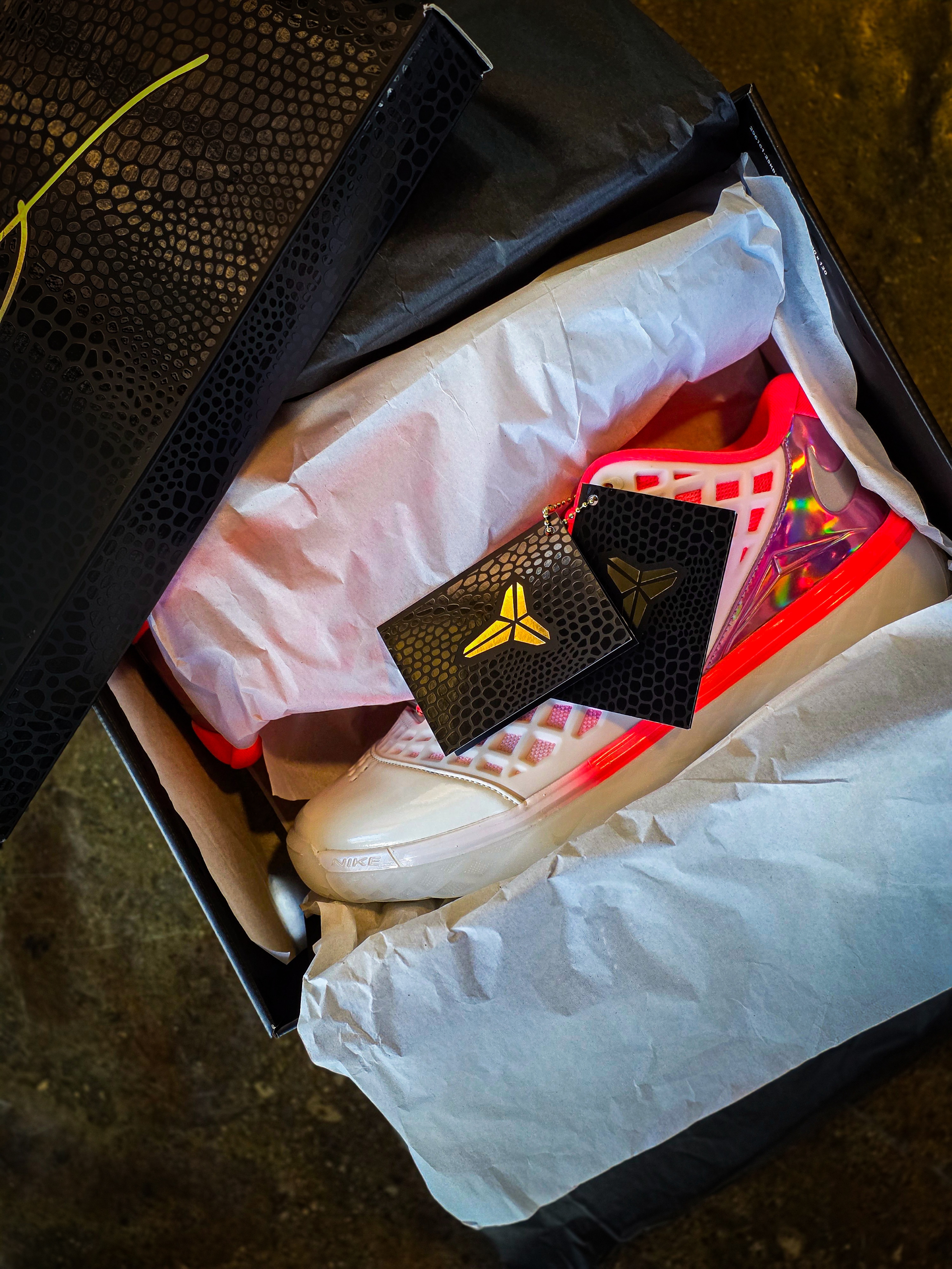 Nike Kobe 3 Low Protro Sail and Hot Punch 착용 스타일 - 2