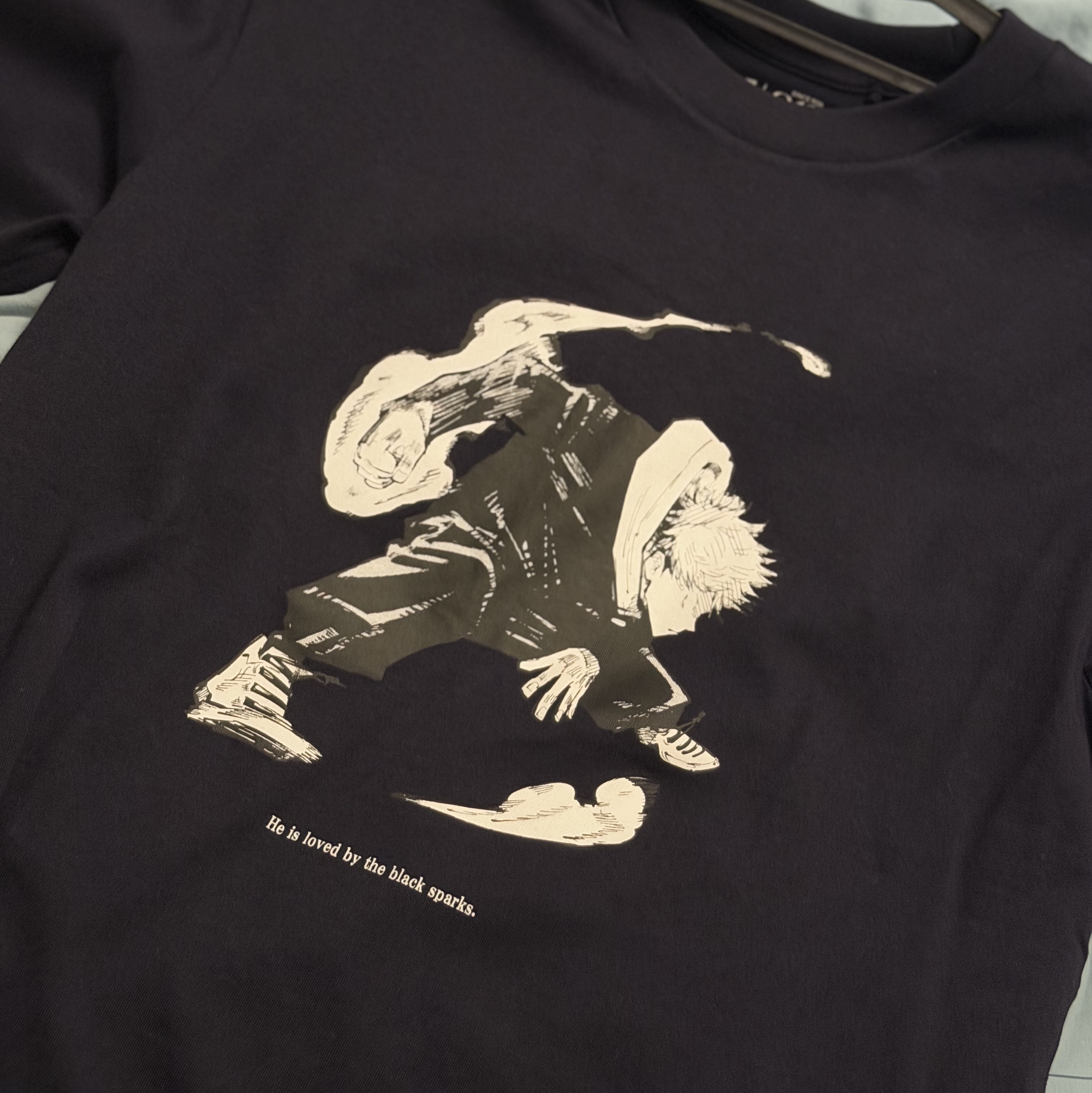 Uniqlo UT Shueisha 100th Anniversary Jujutsu Kaisen T-Shirt Navy 착용 스타일