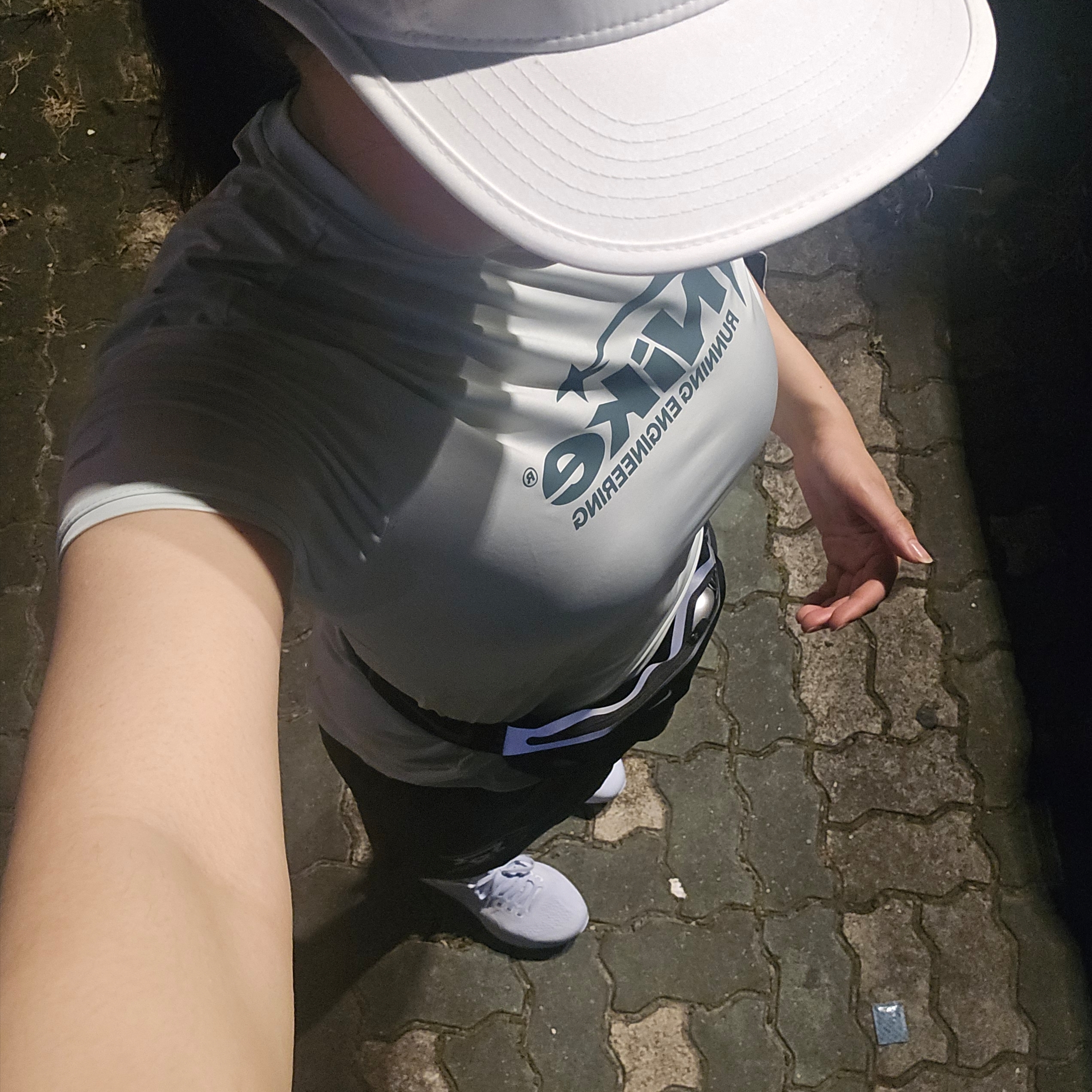 Nike Dri-Fit Fly Unstructured Swoosh Cap White Anthracite, (W) Nike Swift Breathe Dri-Fit Mid Rise 2.5 Inch Brief Lined Running Shorts Black White - US/EU 착용 스타일 - 1