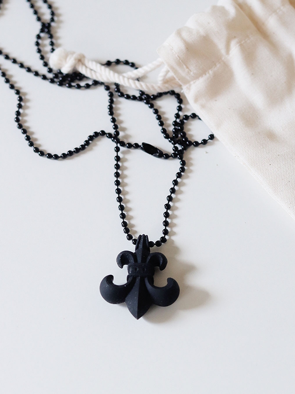 Chrome Hearts Silichrome BS Fleur Pendant Black 착용 스타일