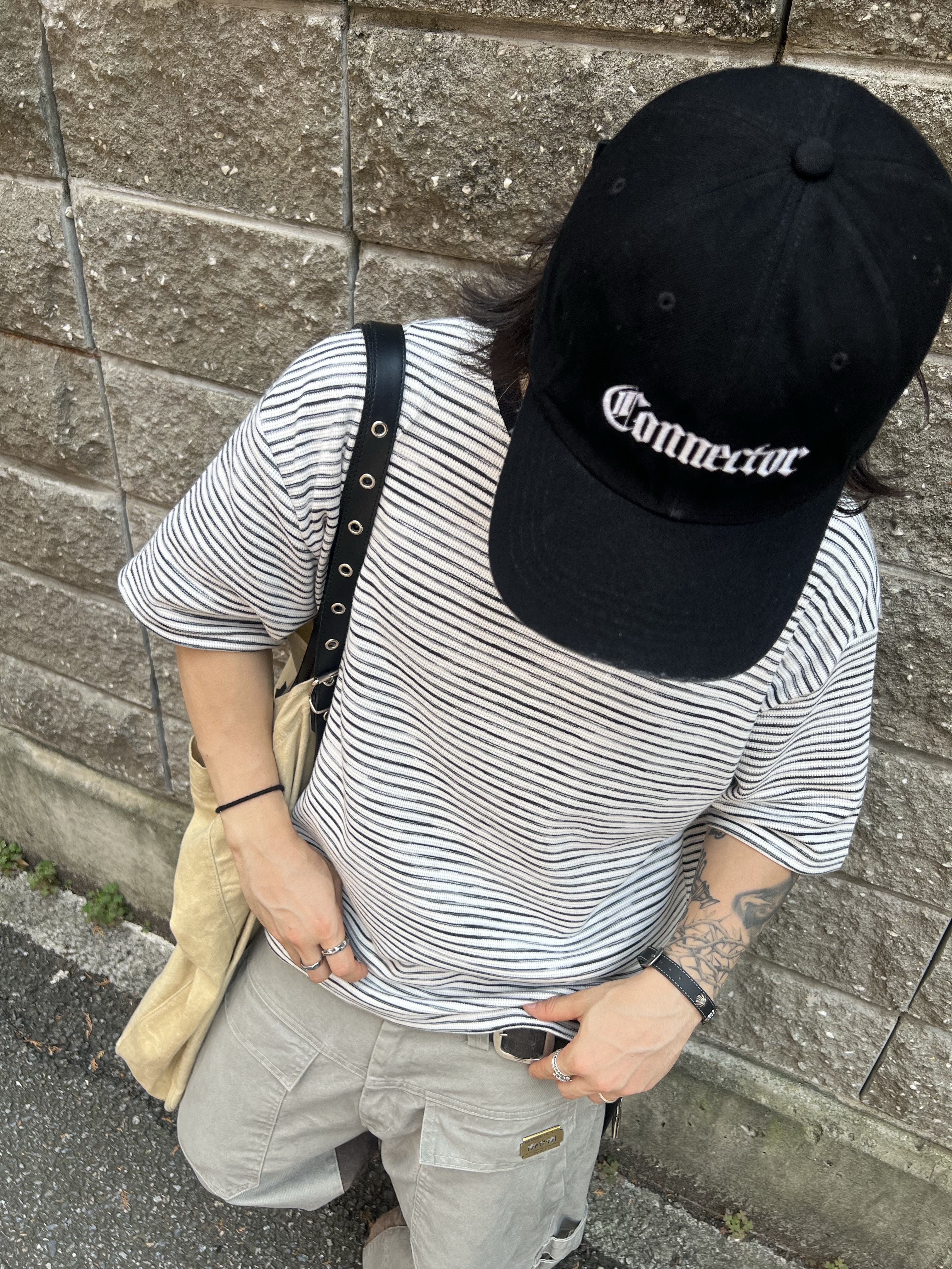 AX CONNECTION Destroyed Connector Embroidered Cap Black, Maison Mihara Yasuhiro Blakey OG Sole Canvas Low-top Sneakers Black White 착용 스타일 - 3