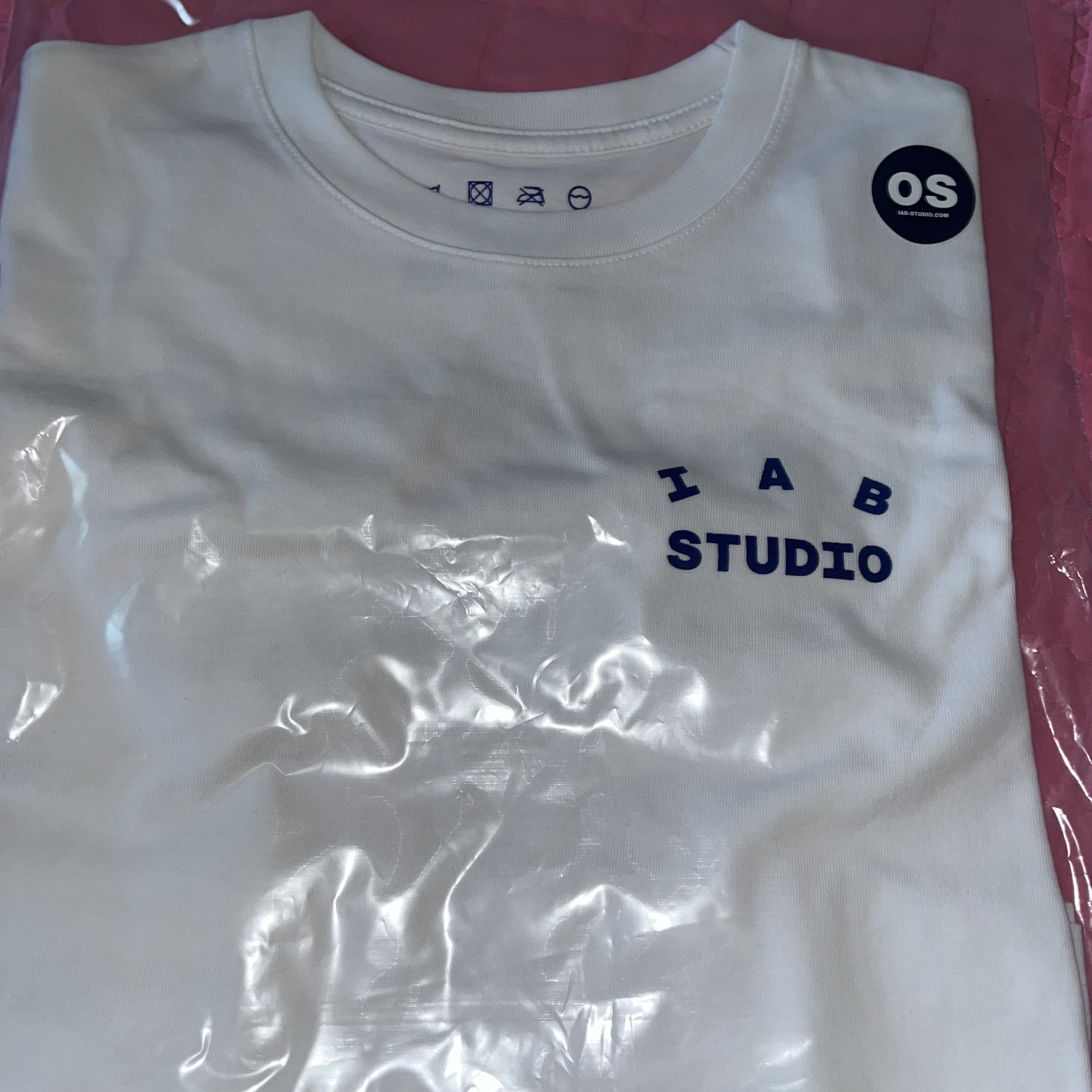 IAB Studio Cropped T-Shirt White Navy 착용 스타일