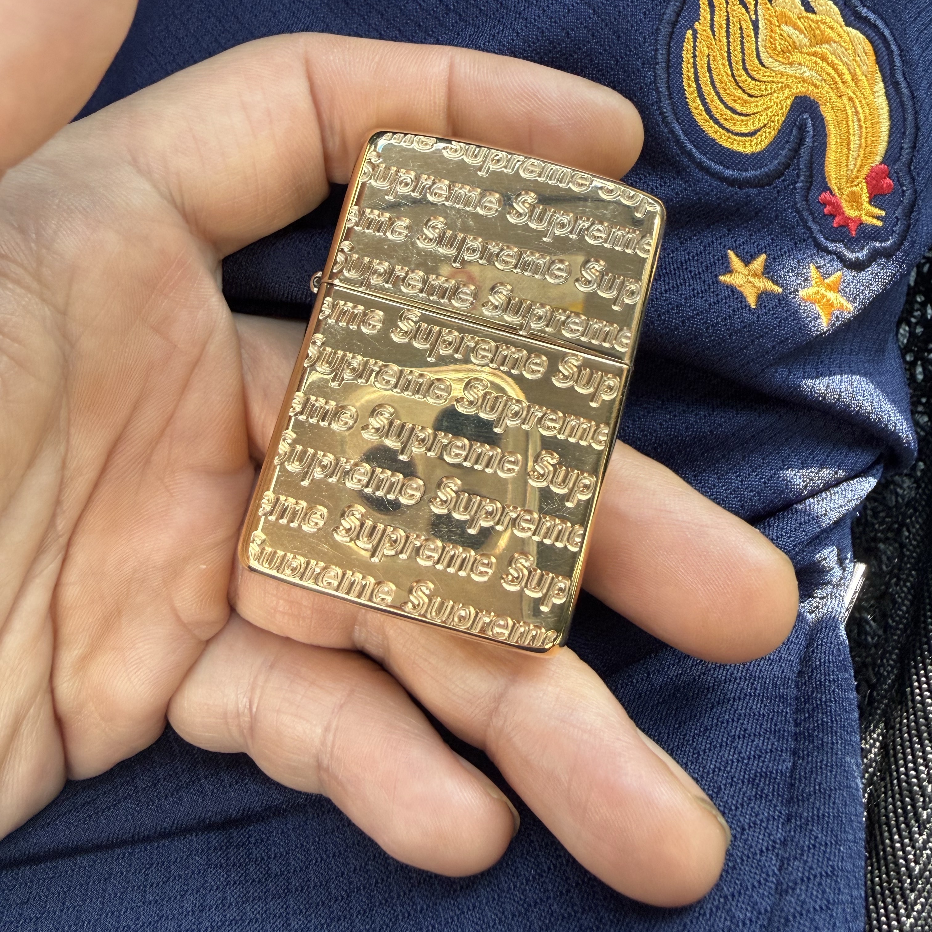 Supreme Repeat Engraved Zippo Gold - 22FW, Supreme x Damien Hirst Camp Cap White - 25SS 착용 스타일 - 1