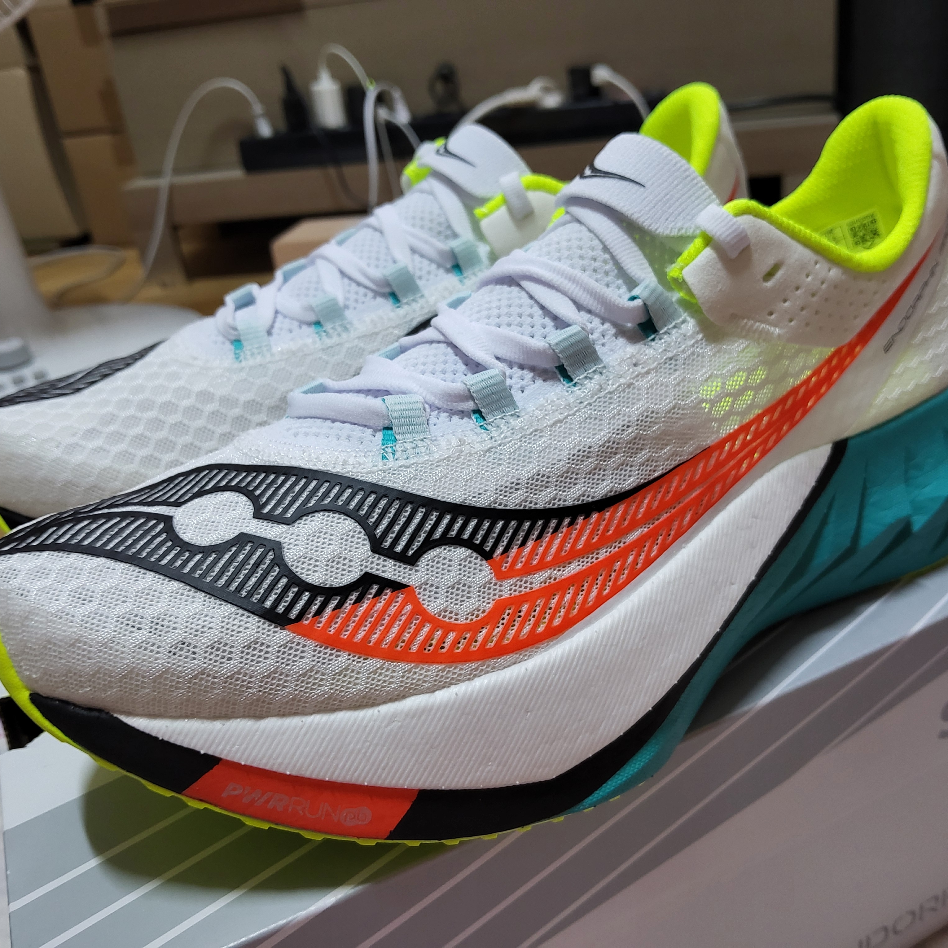 Saucony Endorphin Pro 4 White Mutant 착용 스타일 - 2