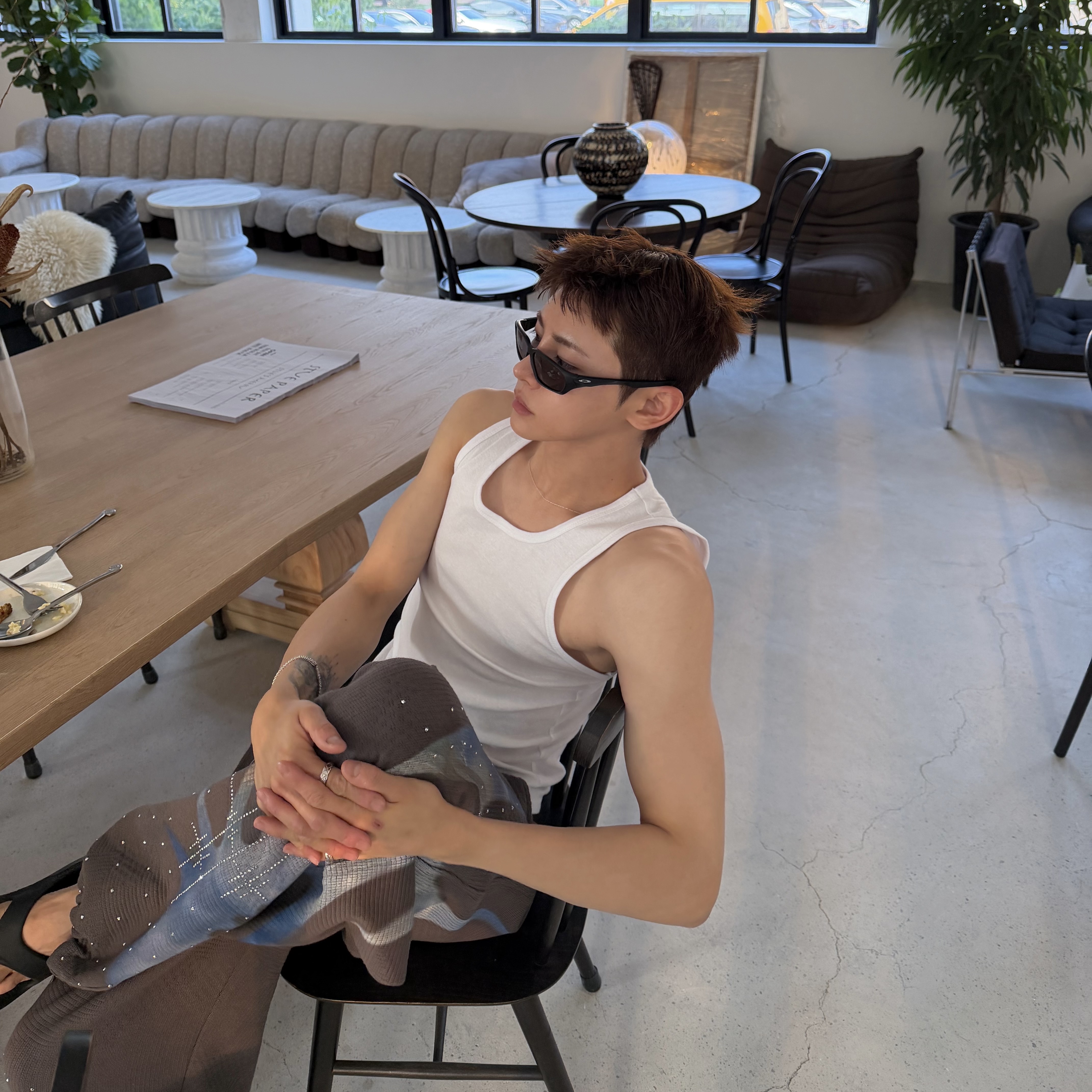 Oakley Terraforma Matte Black Prizm Grey 착용 스타일 - 1