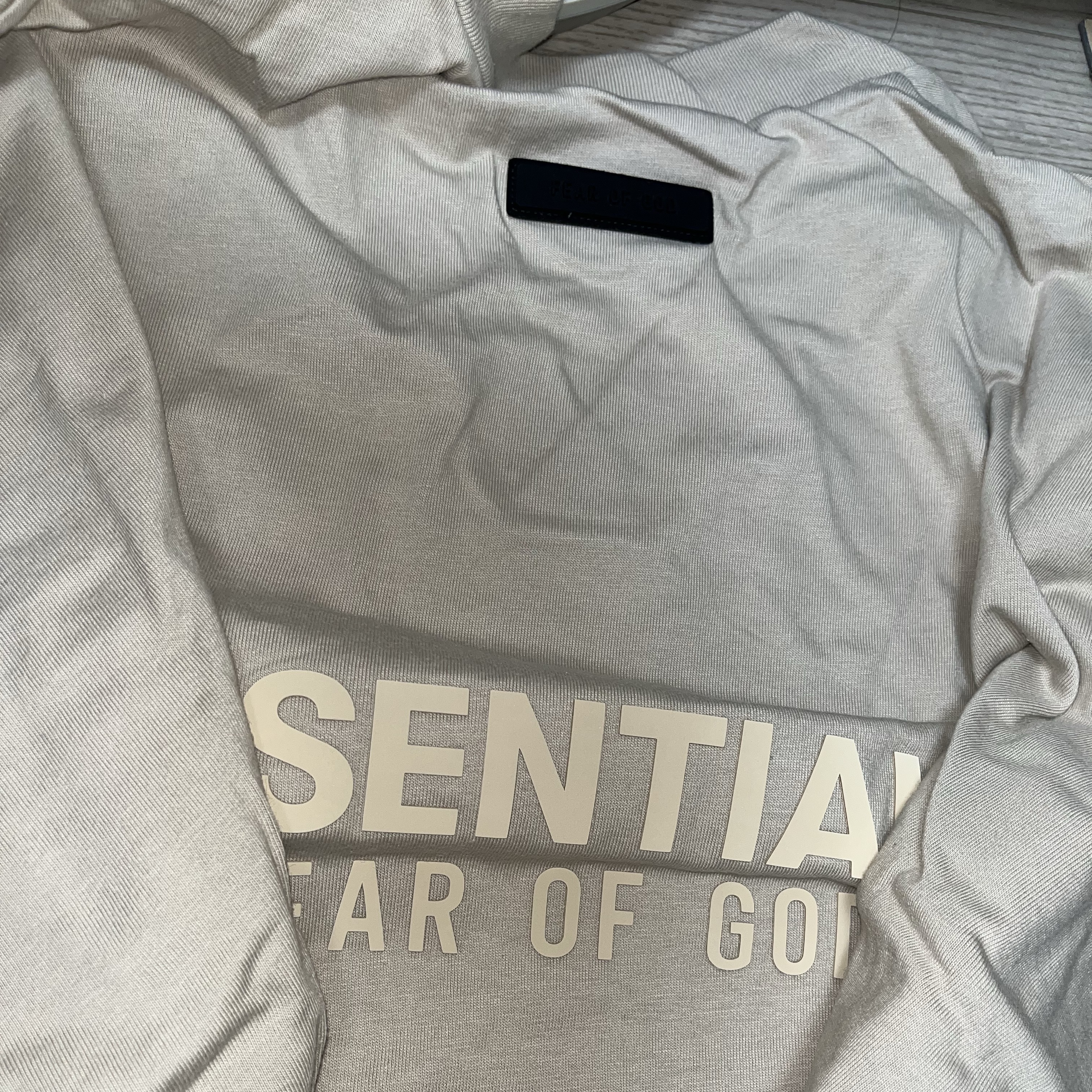Essentials V-Neck T-Shirt Silver Cloud - 23FW 착용 스타일