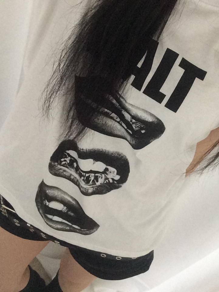 AMOU Kalt Lips Half T-Shirts White 착용 스타일 - 2
