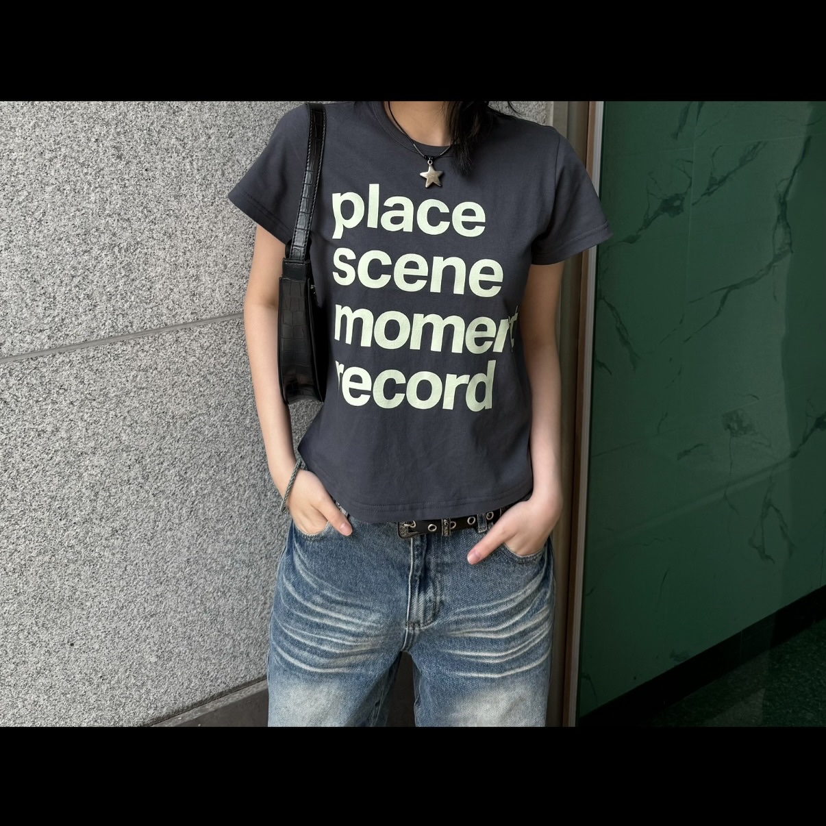 SLOW RECORD HOUSE Archive Typo T-Shirt Charcoal 착용 스타일 - 3