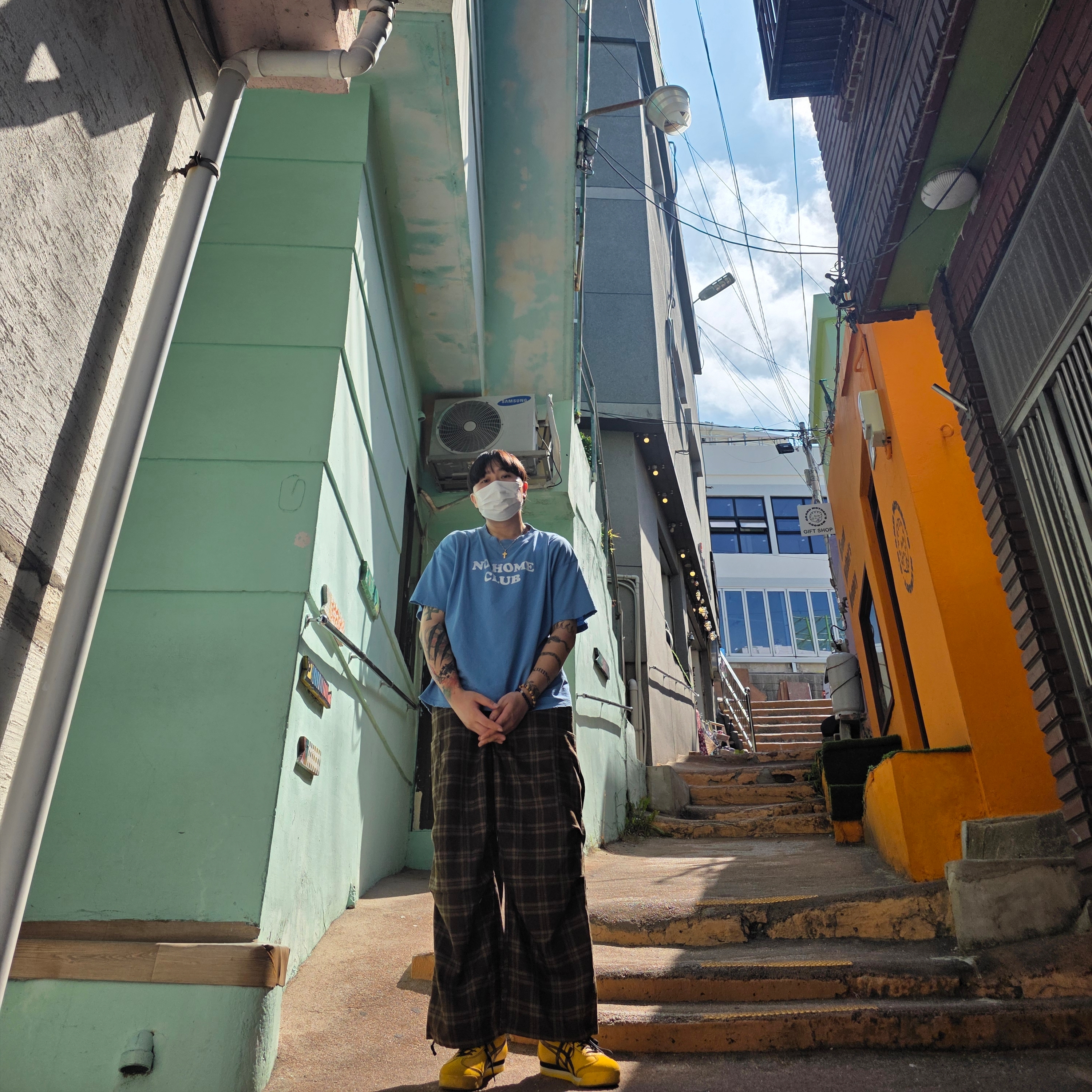 Hommless No Home Club VTG Tee Skyblue, Onitsuka Tiger Mexico 66 SD PF Yellow Black 착용 스타일 - 2