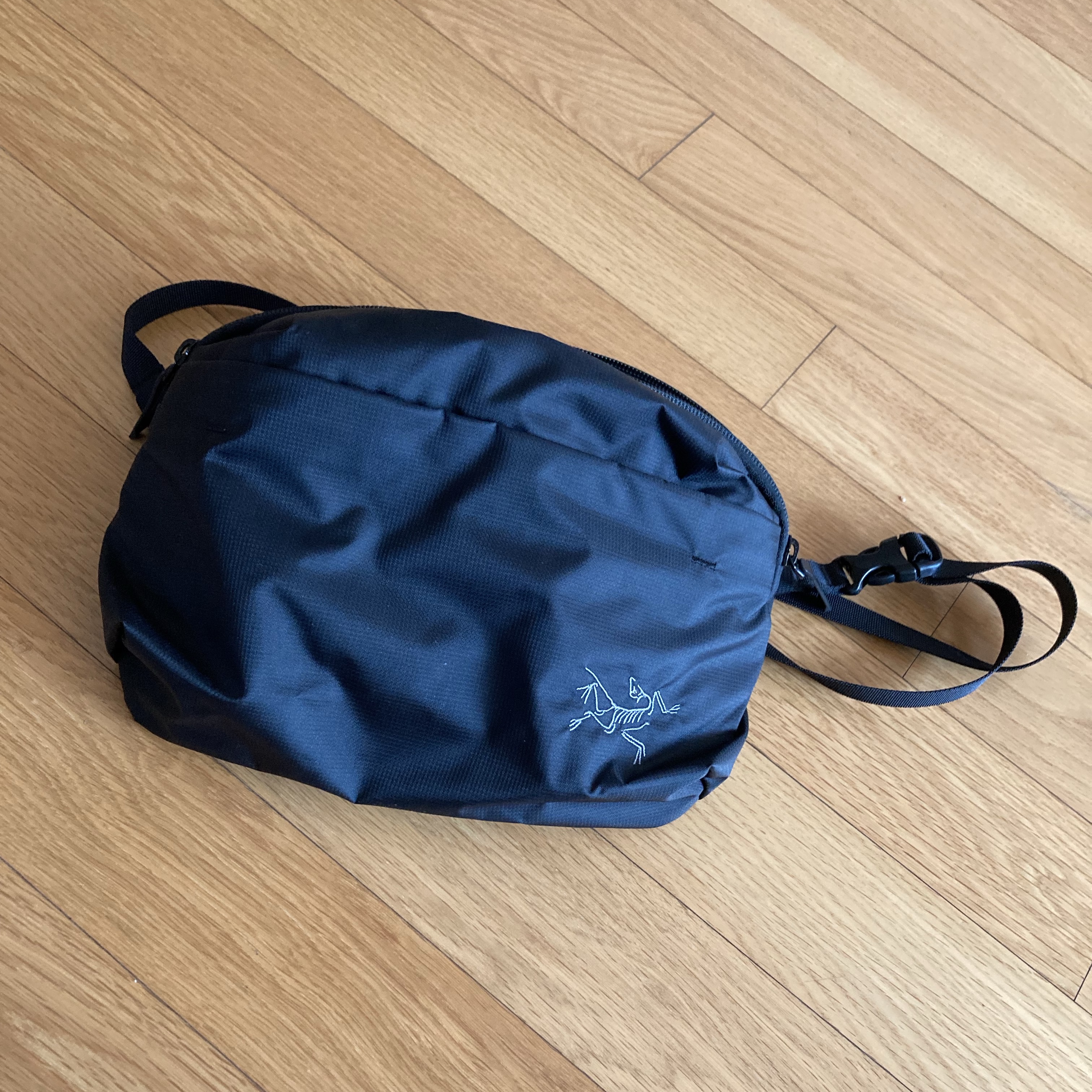 Arc'teryx Heliad 6 Crossbody Bag Black 착용 스타일