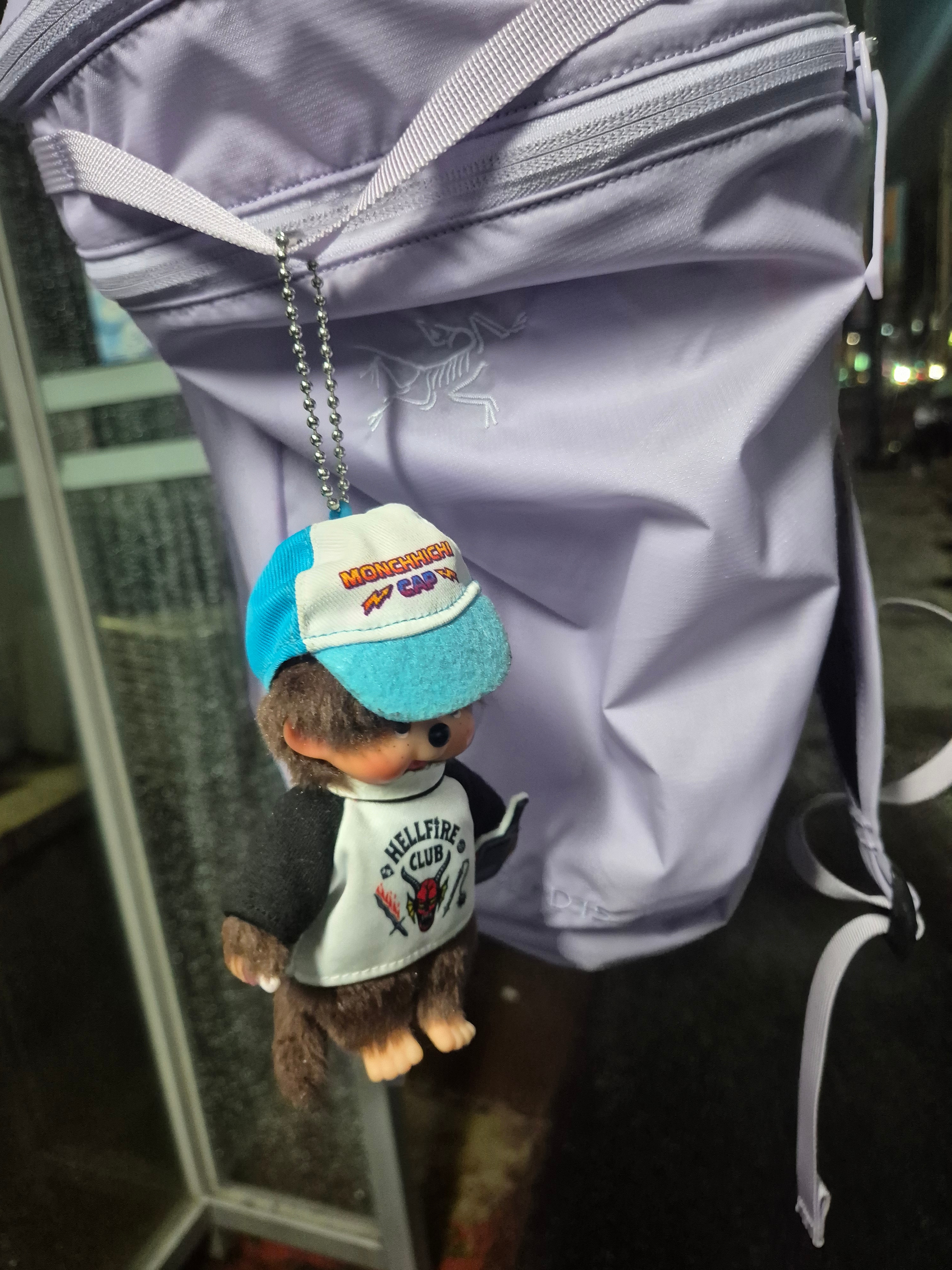 Arc'teryx Heliad 15 Backpack Mallow, Monchhichi x Strange Things Key Chain Hellfire Club 착용 스타일