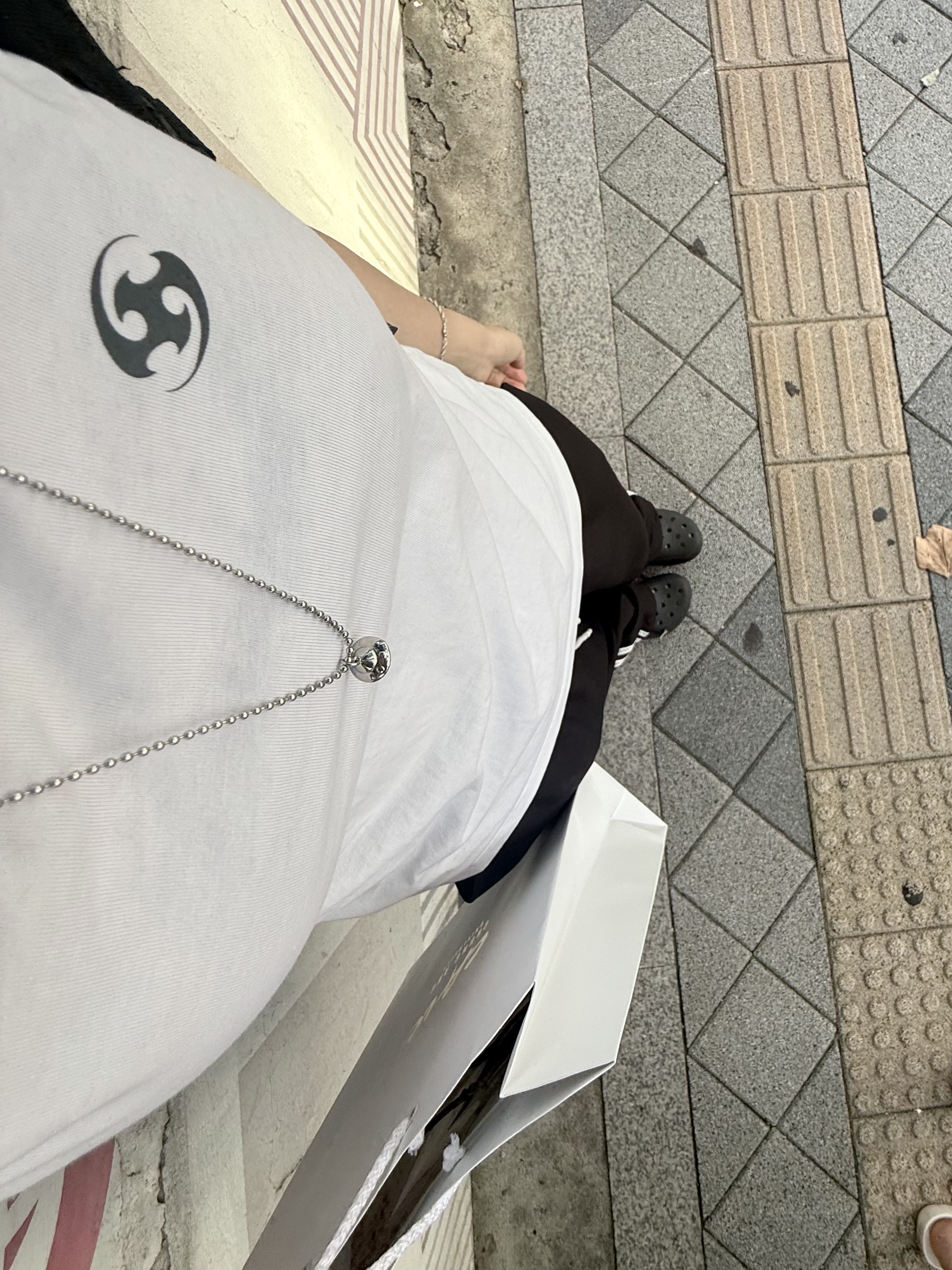 (W) Sansan Gear Logo T-Shirt White - 25SS 착용 스타일