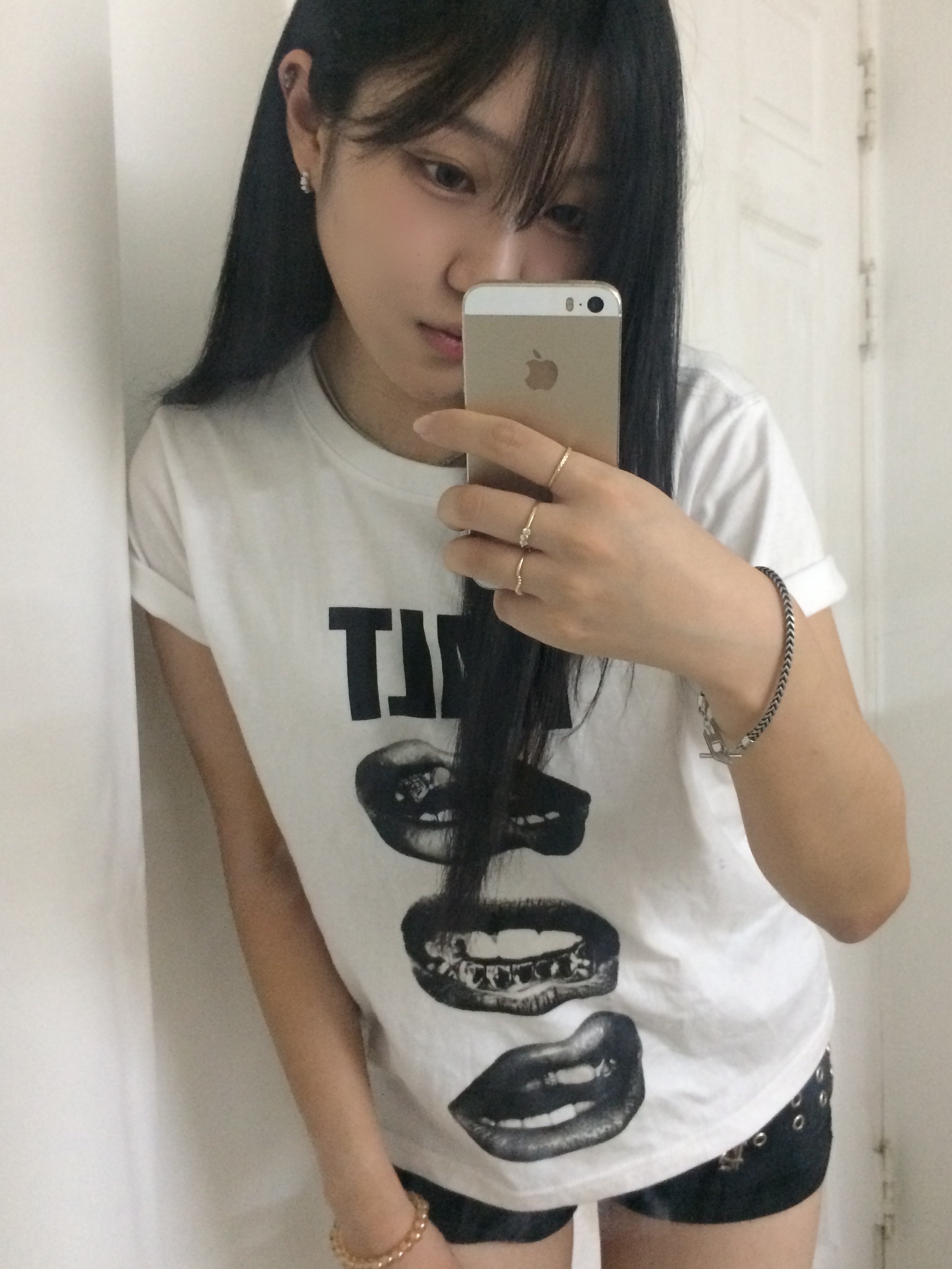 AMOU Kalt Lips Half T-Shirts White 착용 스타일 - 3
