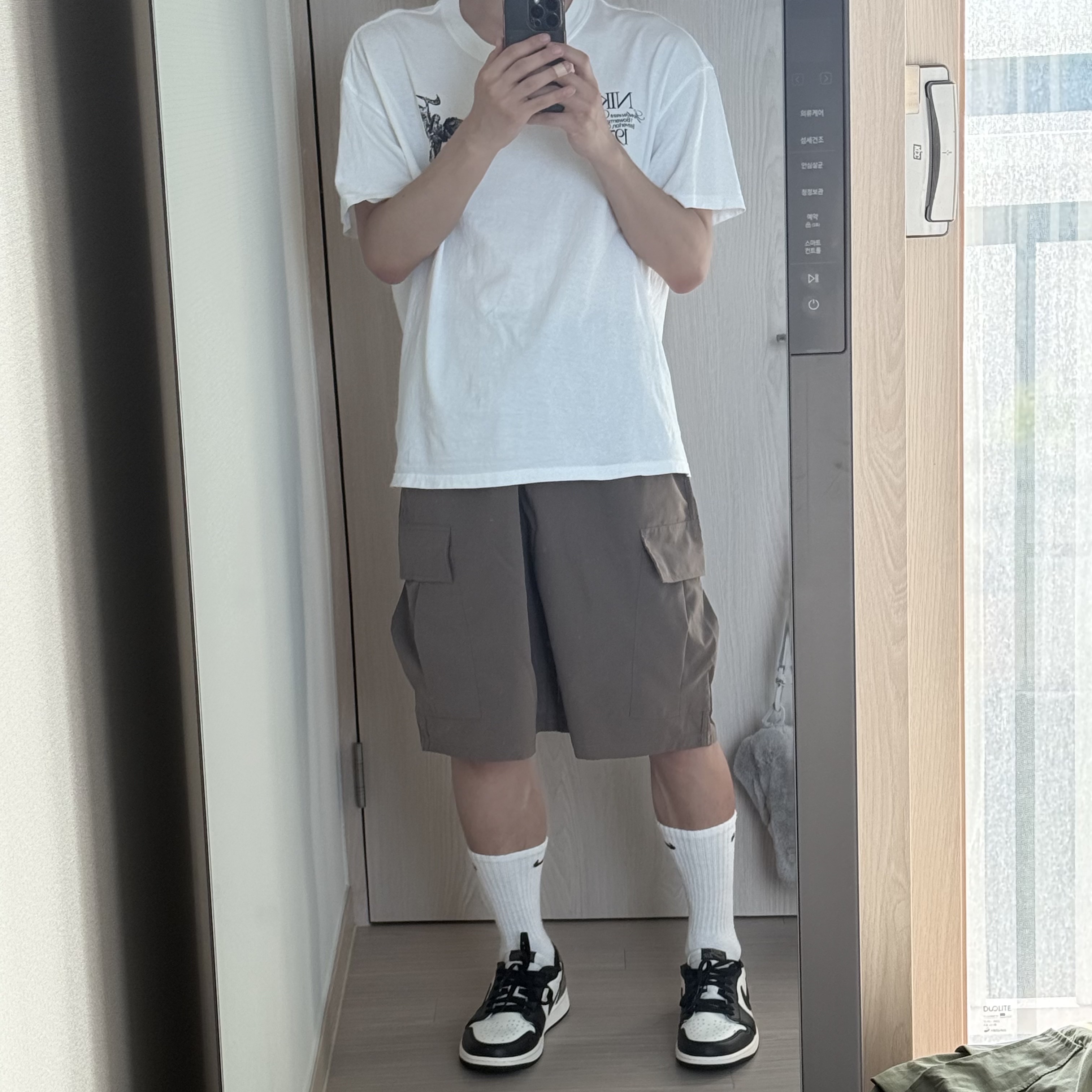 Jordan 1 Retro Low OG Mocha, Nike NSW Max90 T-Shirt White - Asia 착용 스타일 - 2