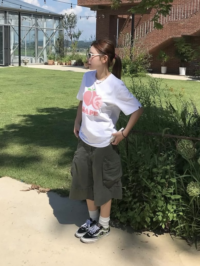 (W) BAPE Peach T-Shirt White, Vans x BAPE Old Skool TB LX Black 착용 스타일