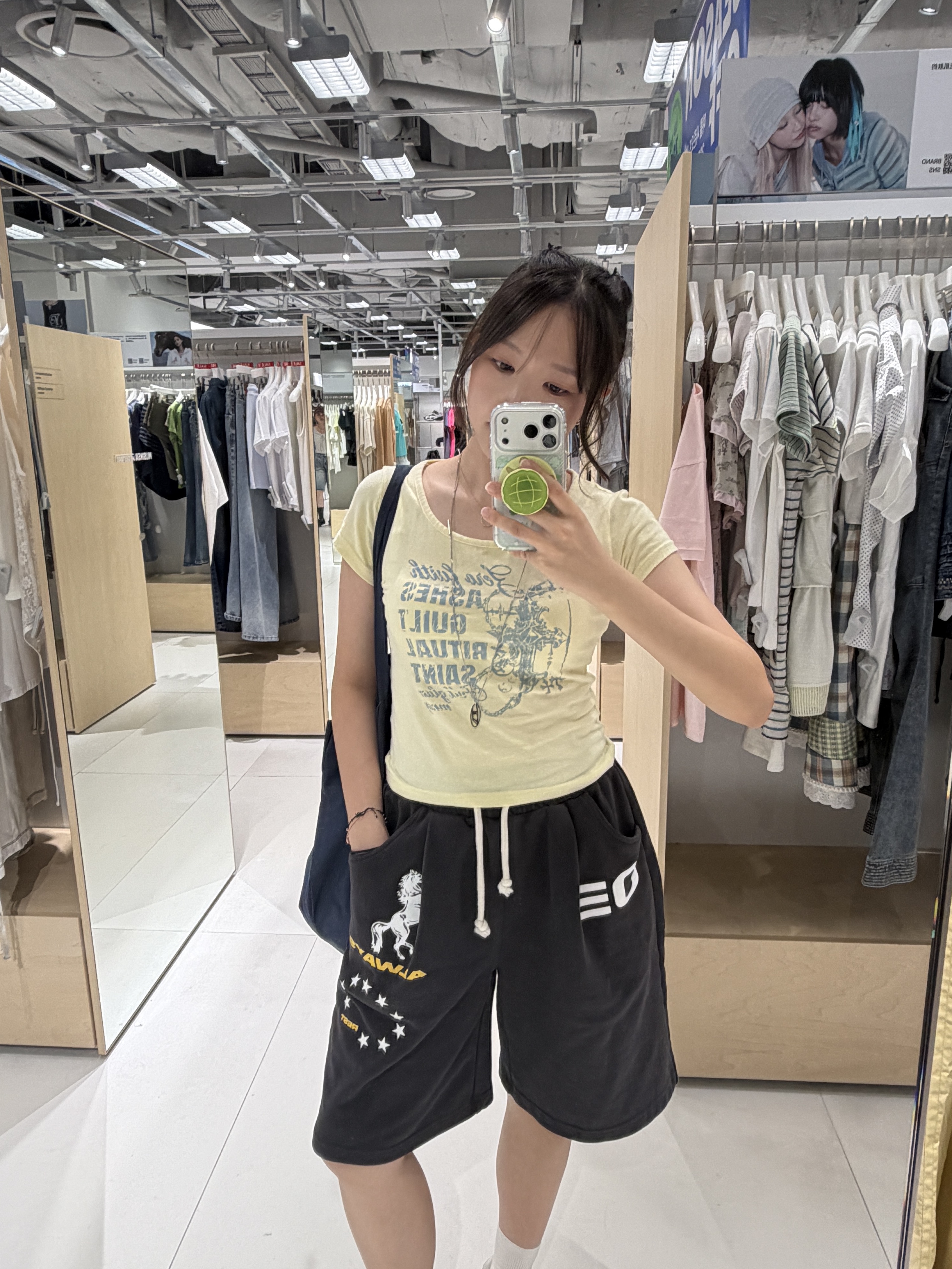 AMOU Horse One Tuck Bermuda Pants Black 착용 스타일 - 2