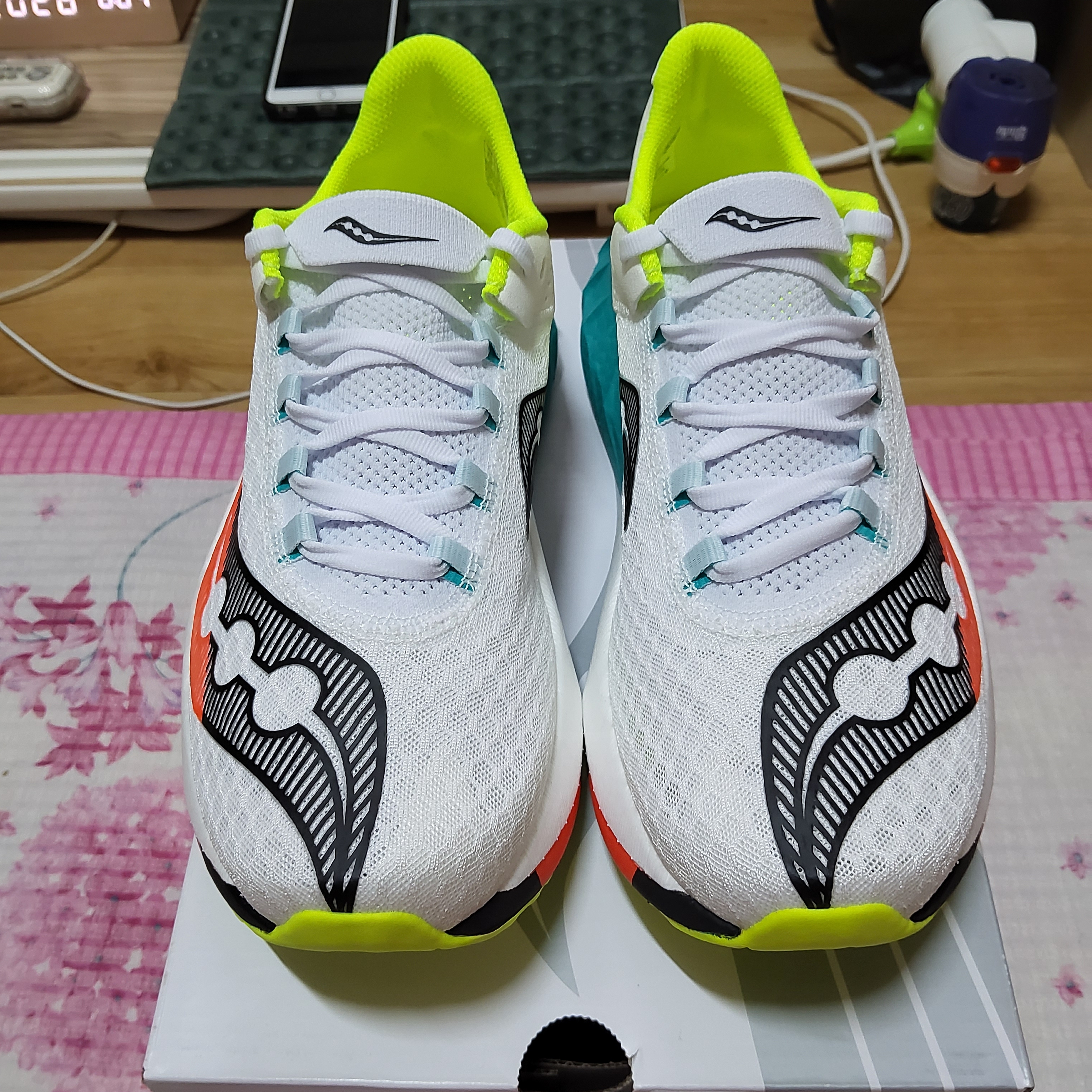 Saucony Endorphin Pro 4 White Mutant 착용 스타일 - 3